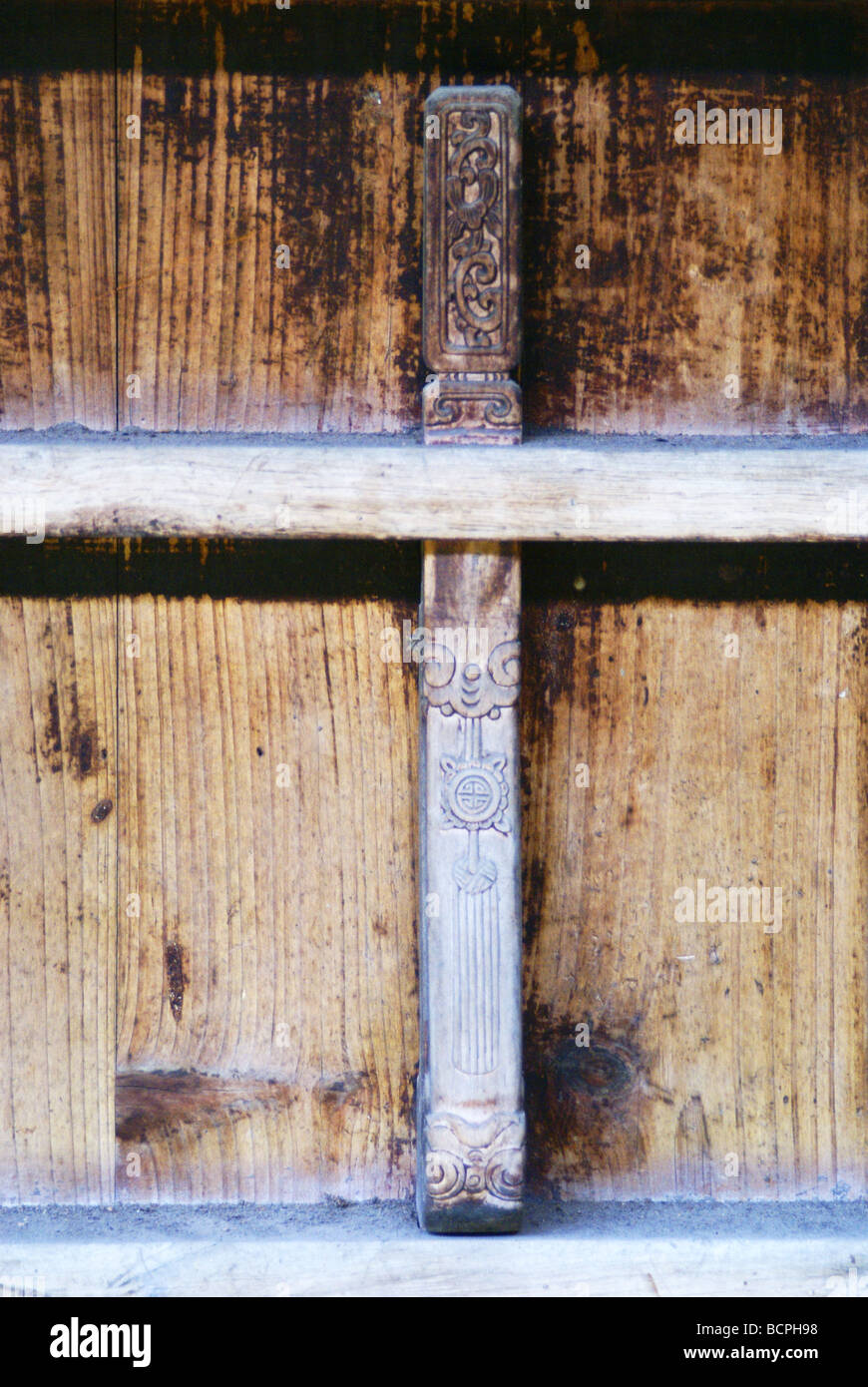 Arrêt de porte en bois sculpté qui sert l'objectif d'une écluse dans un style traditionnel accueil, Fenghua, Zhengjiang Province, China Banque D'Images