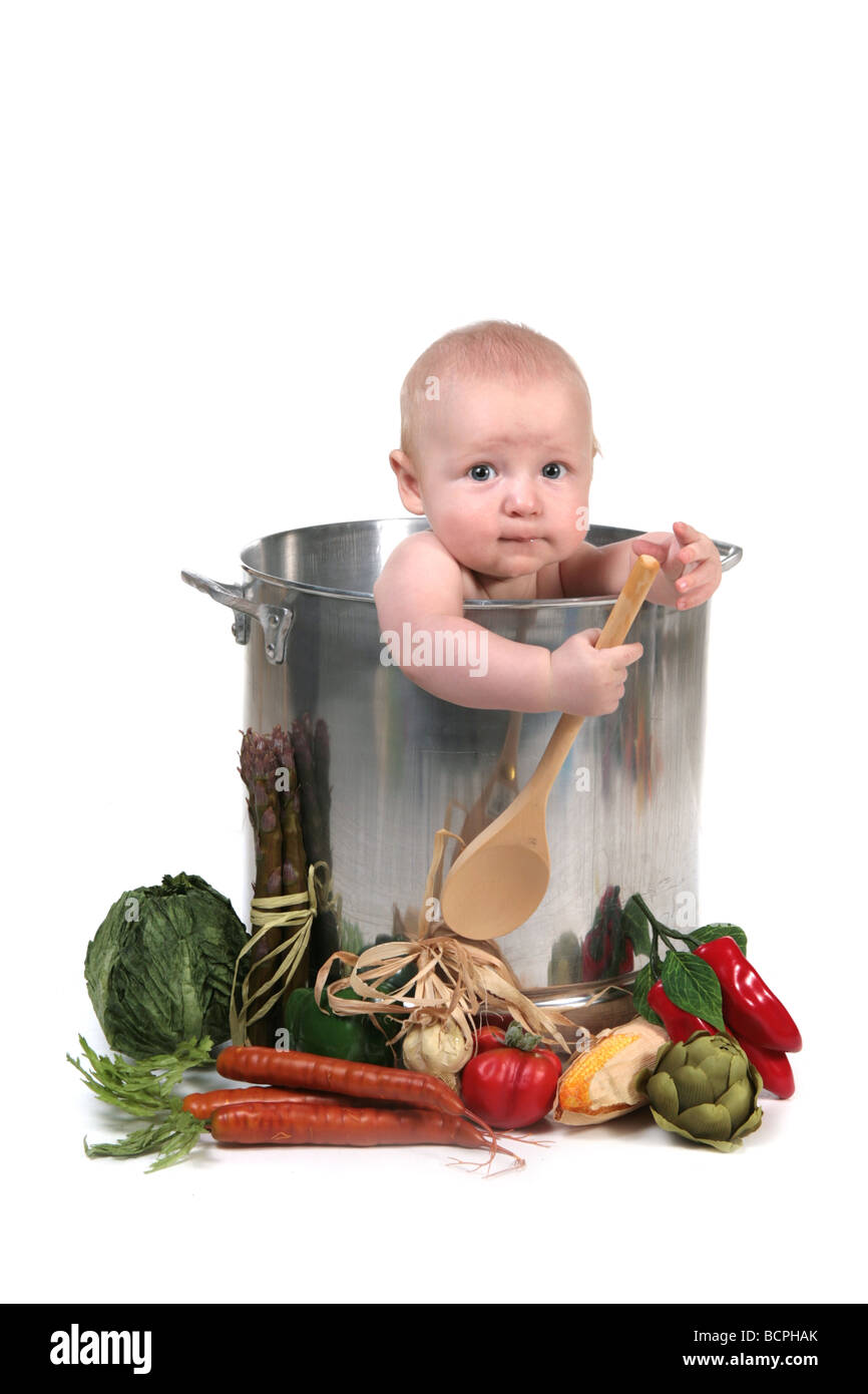 Mignon bébé Bébé garçon dans un pot Chef Prop sur fond blanc Banque D'Images