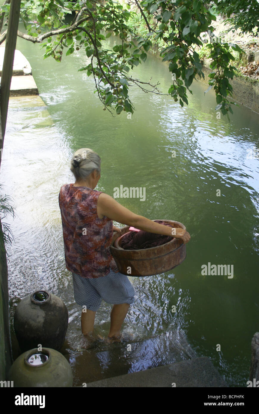 Femme Elerly chiffon laver dans la rivière, l'eau Xinchang Town, dans la province du Zhejiang, Chine Banque D'Images