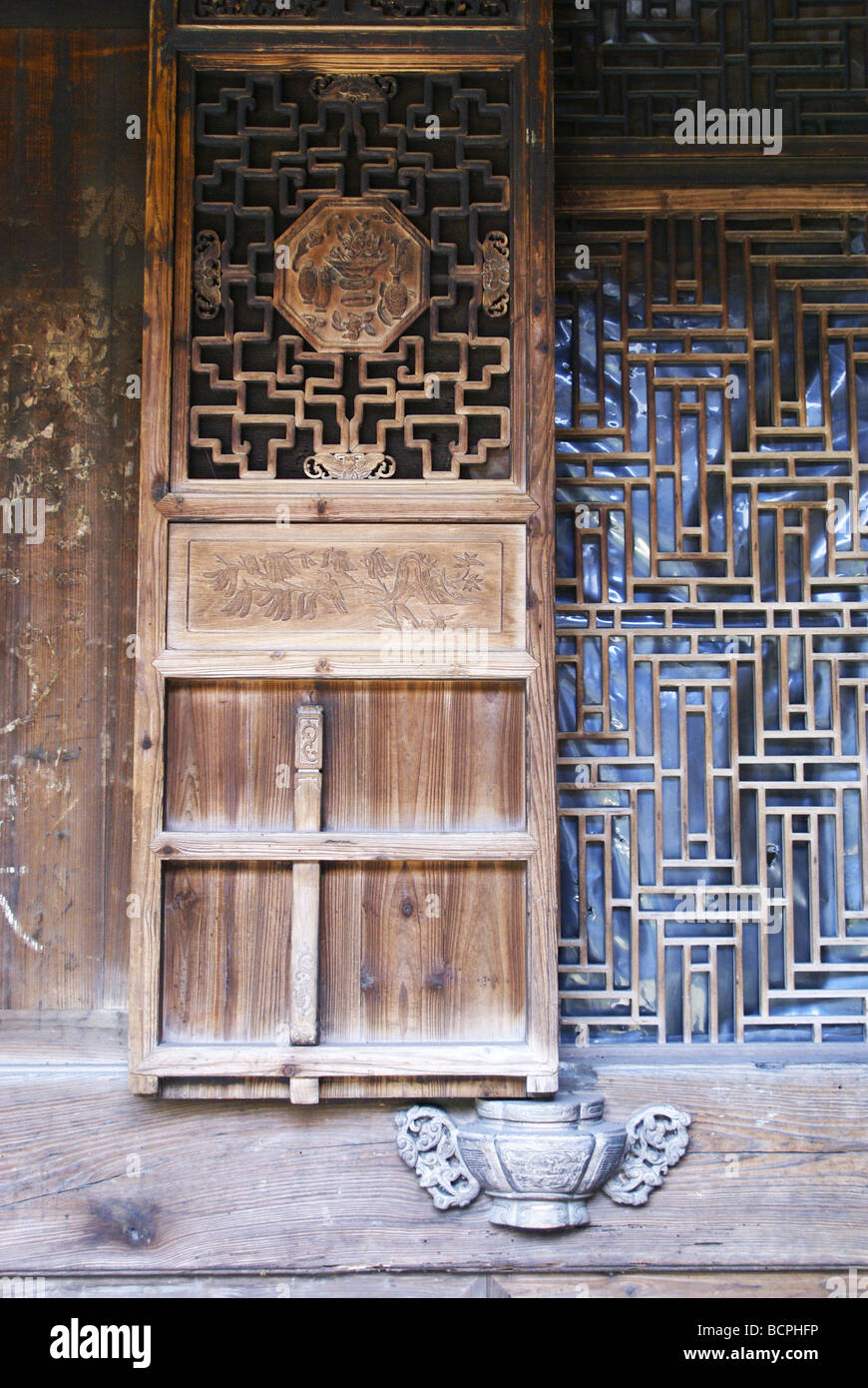 Détails de la partie gauche d'une double fenêtre superposée ensemble de résidence traditionnel local, l'eau Xinchang Town, dans la province du Zhejiang, Banque D'Images