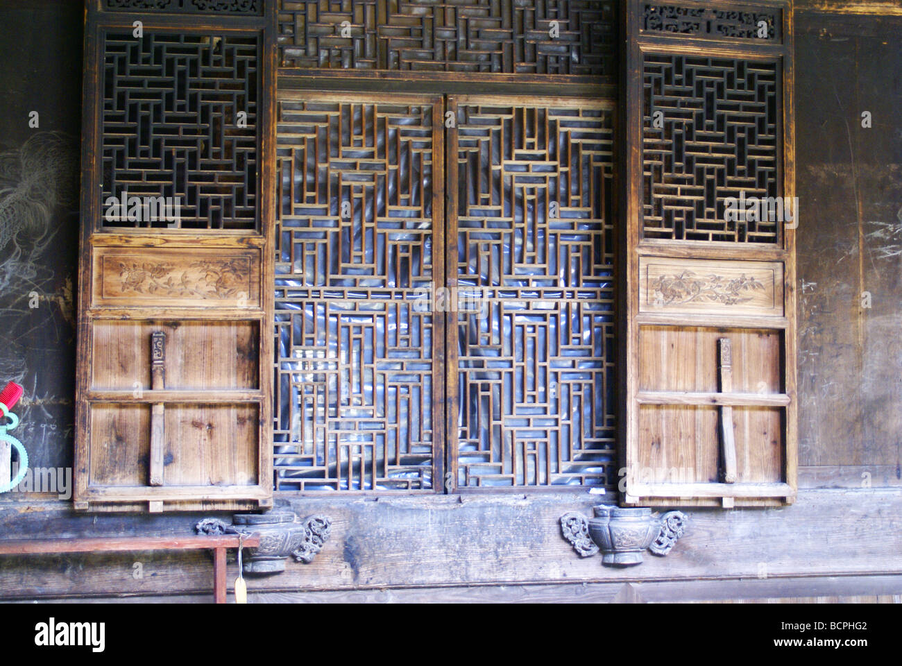 Fenêtre double couche ensemble de résidence traditionnel local, l'eau Xinchang Town, dans la province du Zhejiang, Chine Banque D'Images