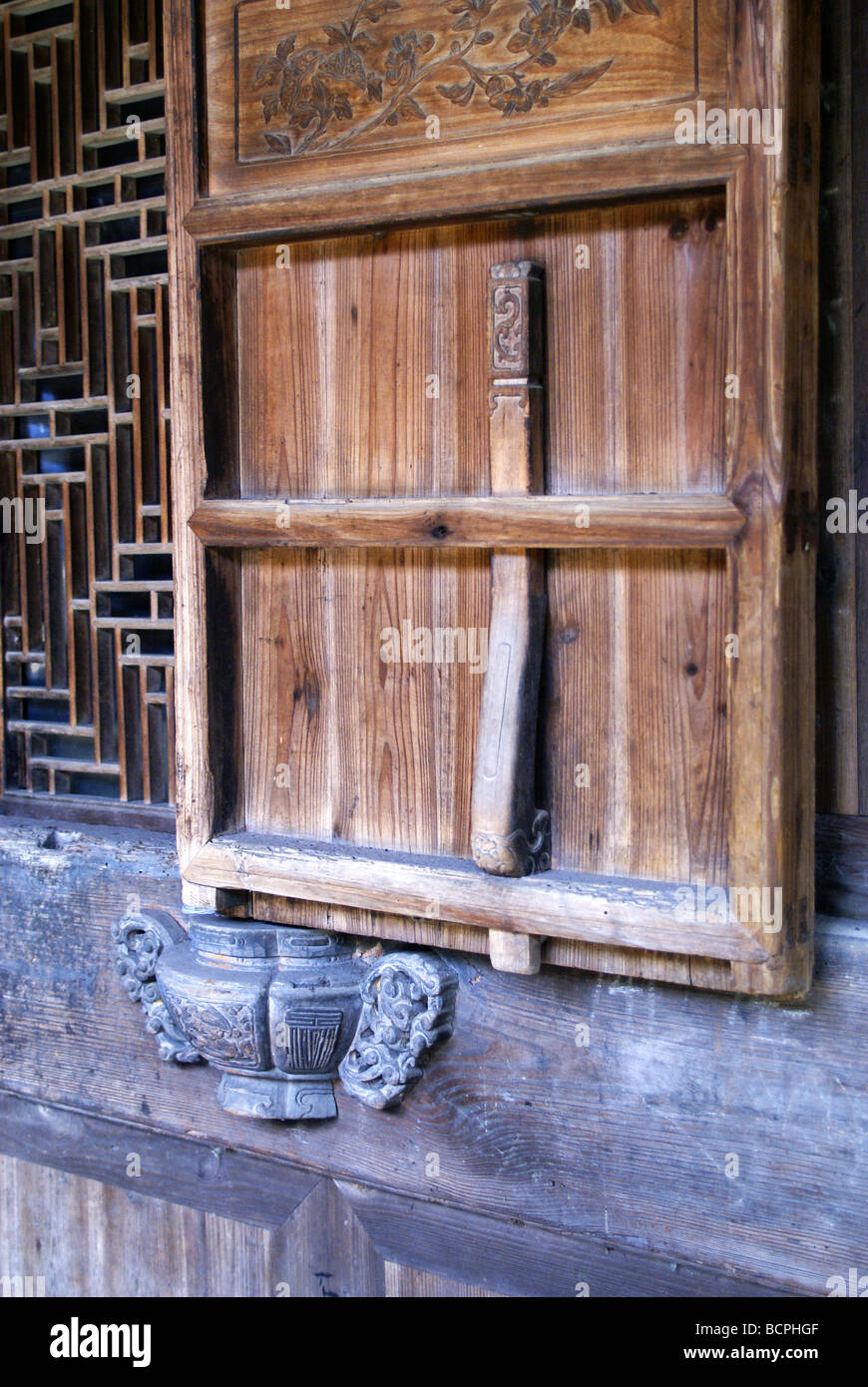 Détails de la partie droite de la double fenêtre superposée ensemble de résidence traditionnel local, l'eau Xinchang Town, dans la province du Zhejiang, Banque D'Images