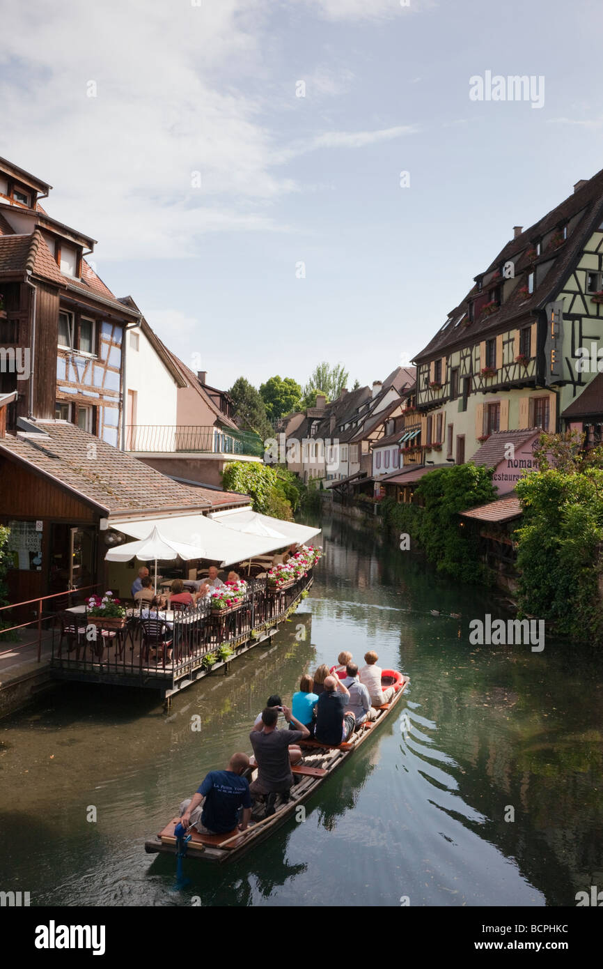 La petite Venise Colmar Haut-Rhin Alsace France restaurant au bord du canal et les touristes en bateau, visite de la vieille ville Banque D'Images