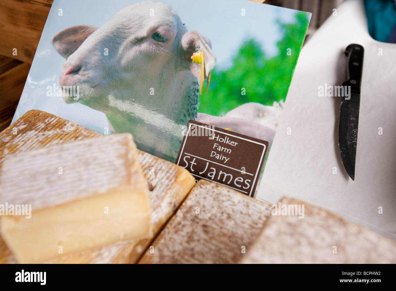Dans un marché de fermiers, Kendal, Cumbria (Royaume-Uni). Les marchés de producteurs sont un excellent moyen de réduire les kilomètres alimentaires Banque D'Images