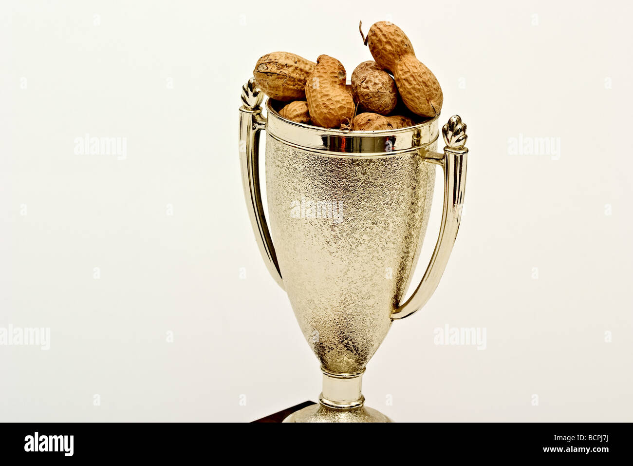 Un trophée tasse remplie d'arachides en coque Banque D'Images