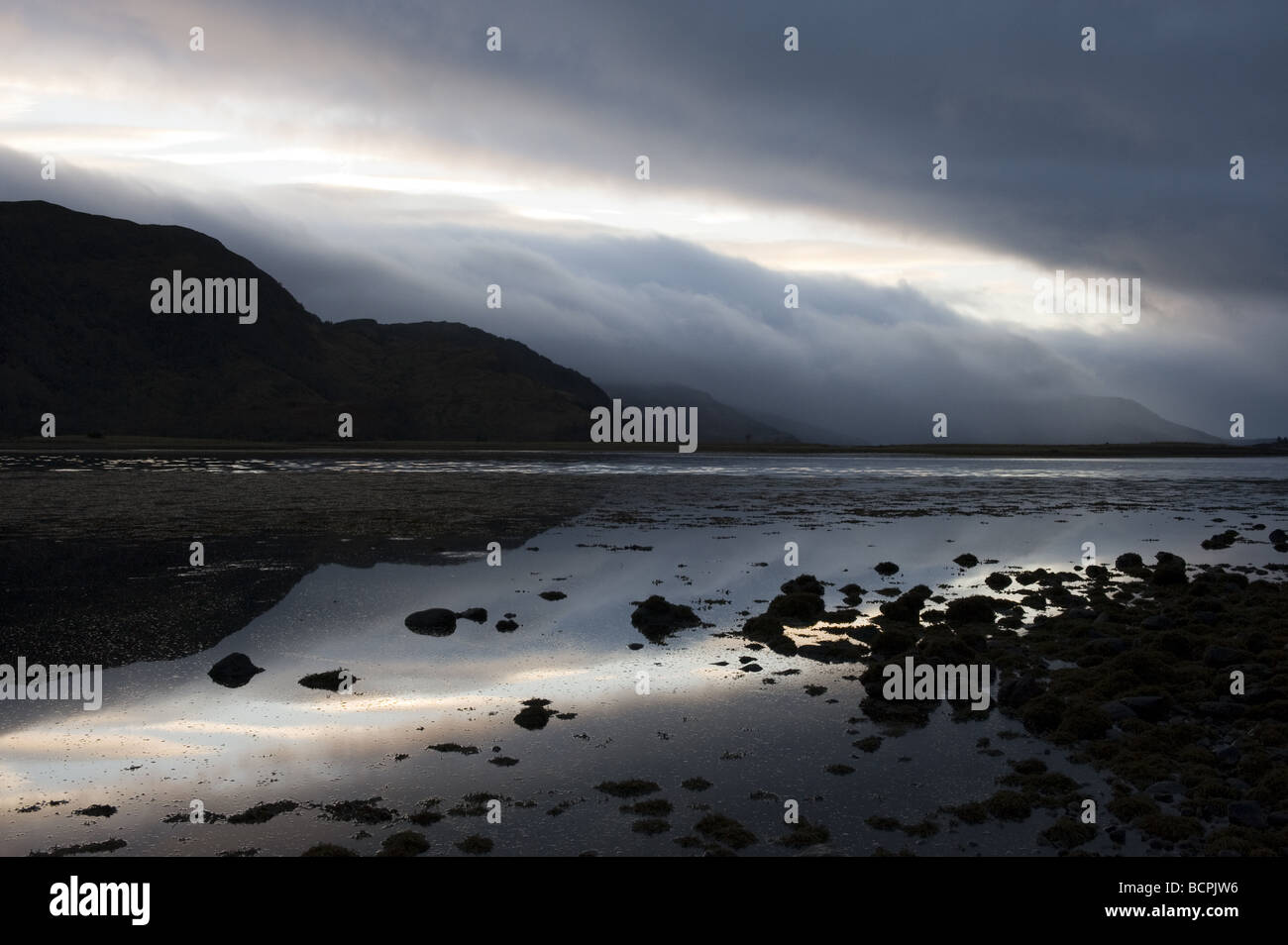 Les nuages de tempête sur le Loch Duich Highlands de l'ouest de l'Écosse à la recherche vers le Loch Alsh Banque D'Images