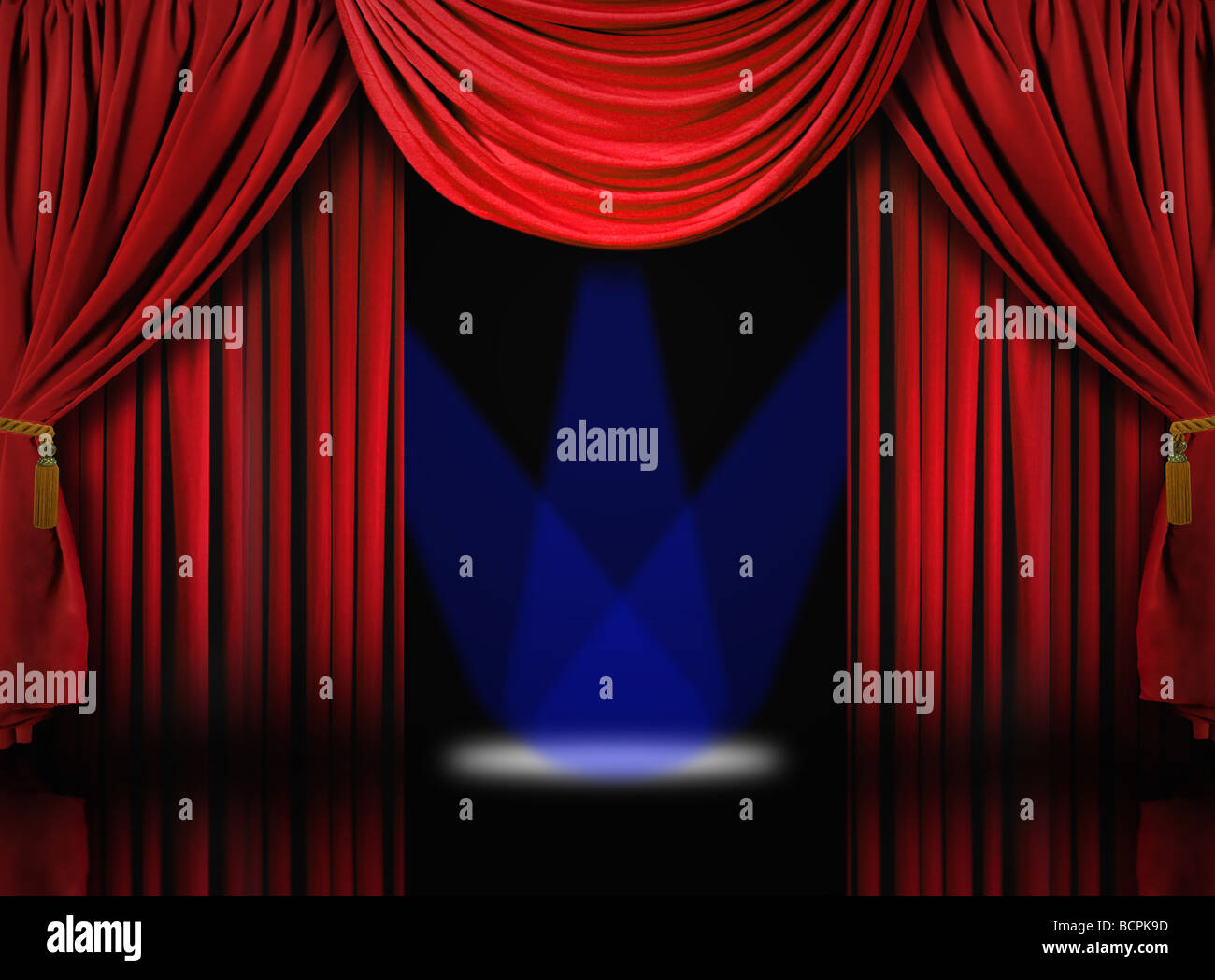 Belle scène de théâtre drapé de velours rouge avec des rideaux projecteurs bleu Banque D'Images