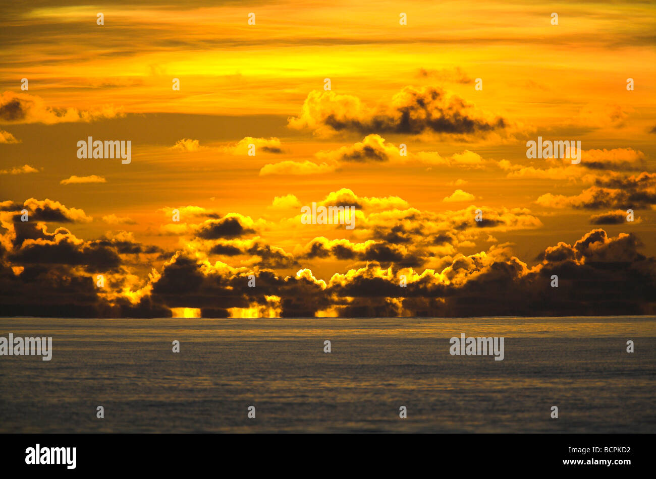 Coucher de soleil depuis l'île aux oiseaux, les Seychelles en avril. Banque D'Images