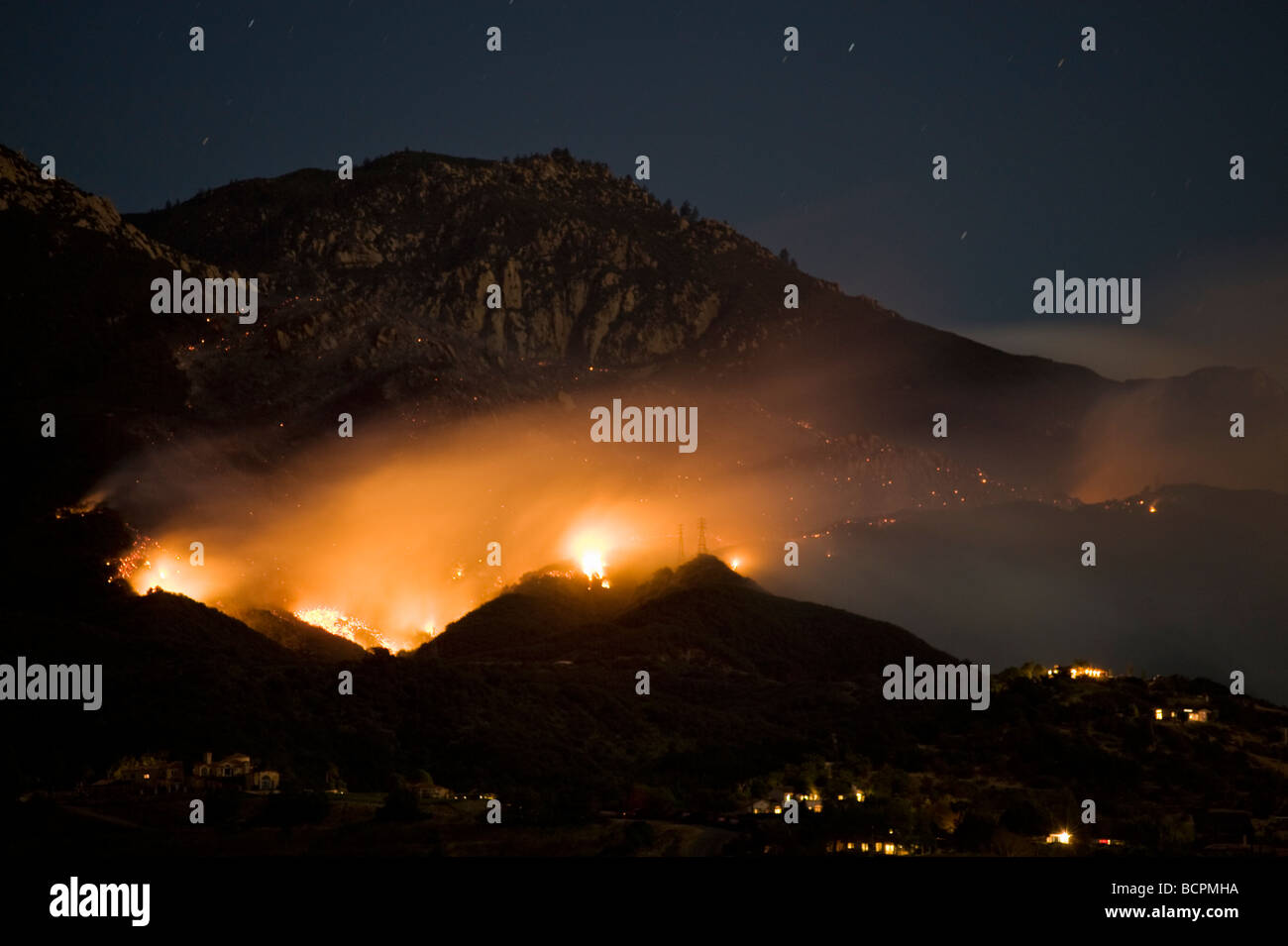 Santa Barbara, Californie - Jesusita fire burns les contreforts au-dessus de Santa Barbara sur il s première nuit, mardi 5 mai 2009 Banque D'Images