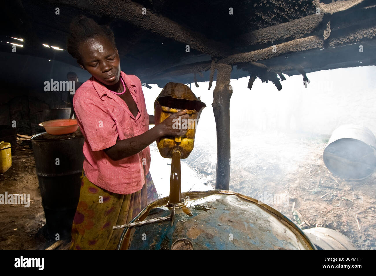 Gin en retour woods distillerie, les régions rurales de l'Ouganda Banque D'Images