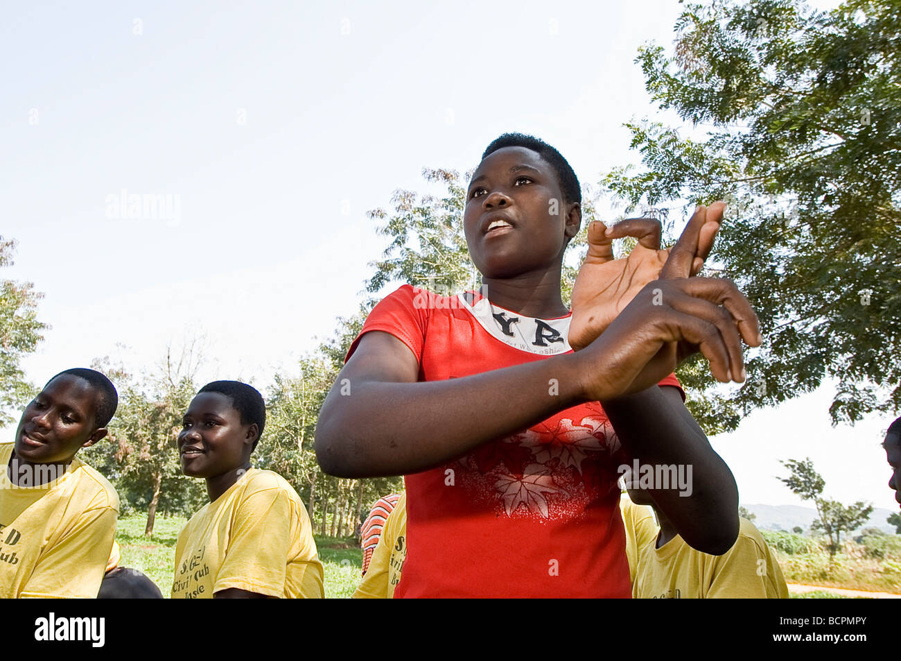 Le chant et la danse lors d'une cérémonie de la société civile dans les régions rurales de l'Ouganda Banque D'Images