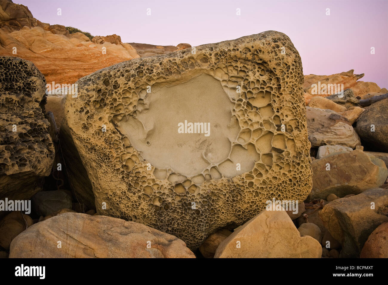 Grès érodé avec boulder, tafoni Salt Point State Park, dans le comté de Sonoma, en Californie Banque D'Images