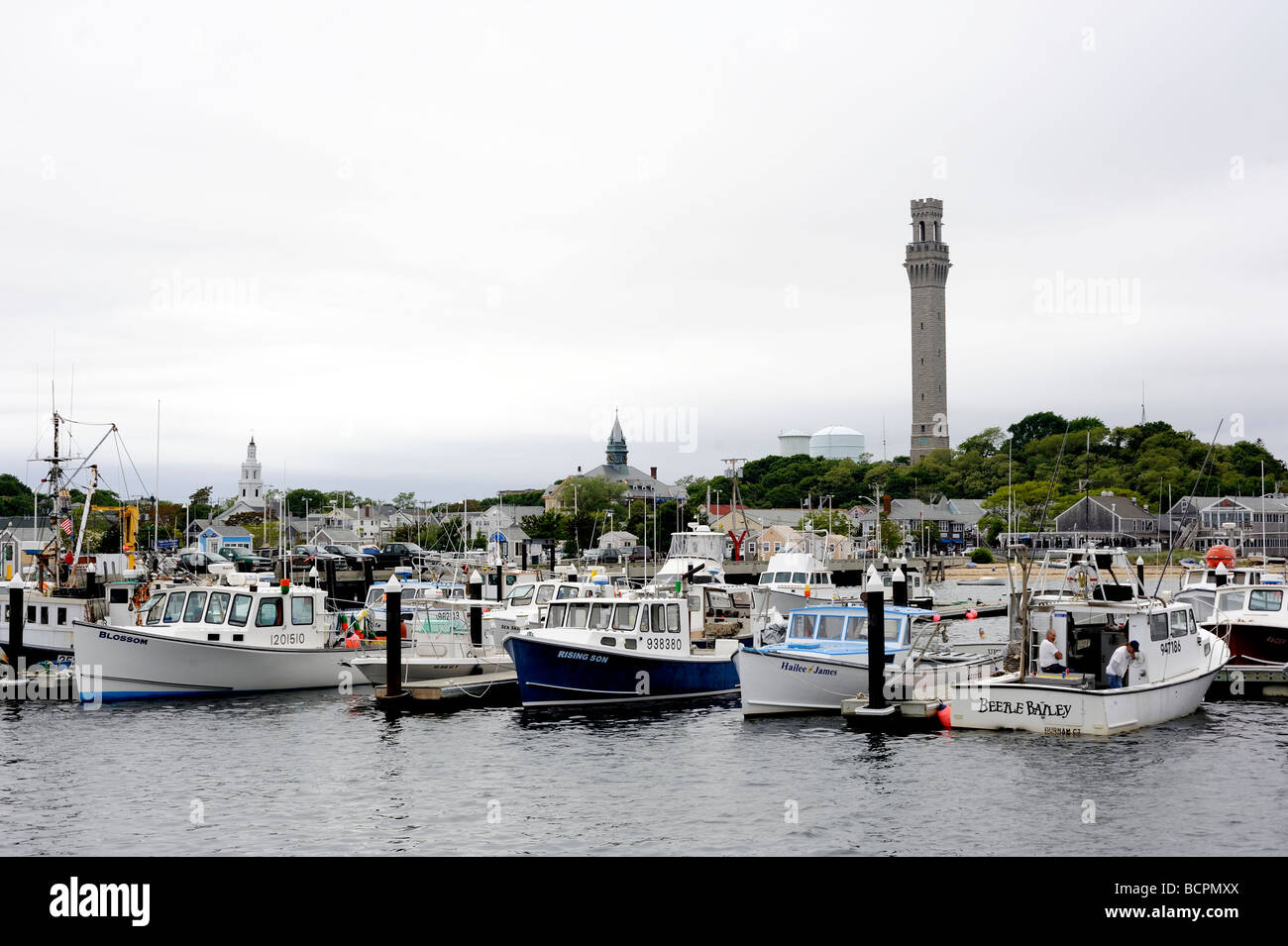 Port de Provincetown et le Pilgrim Monument érigé en 1892 sur la côte de Cape Cod, Massachusettes, New England, USA, 2009 Banque D'Images