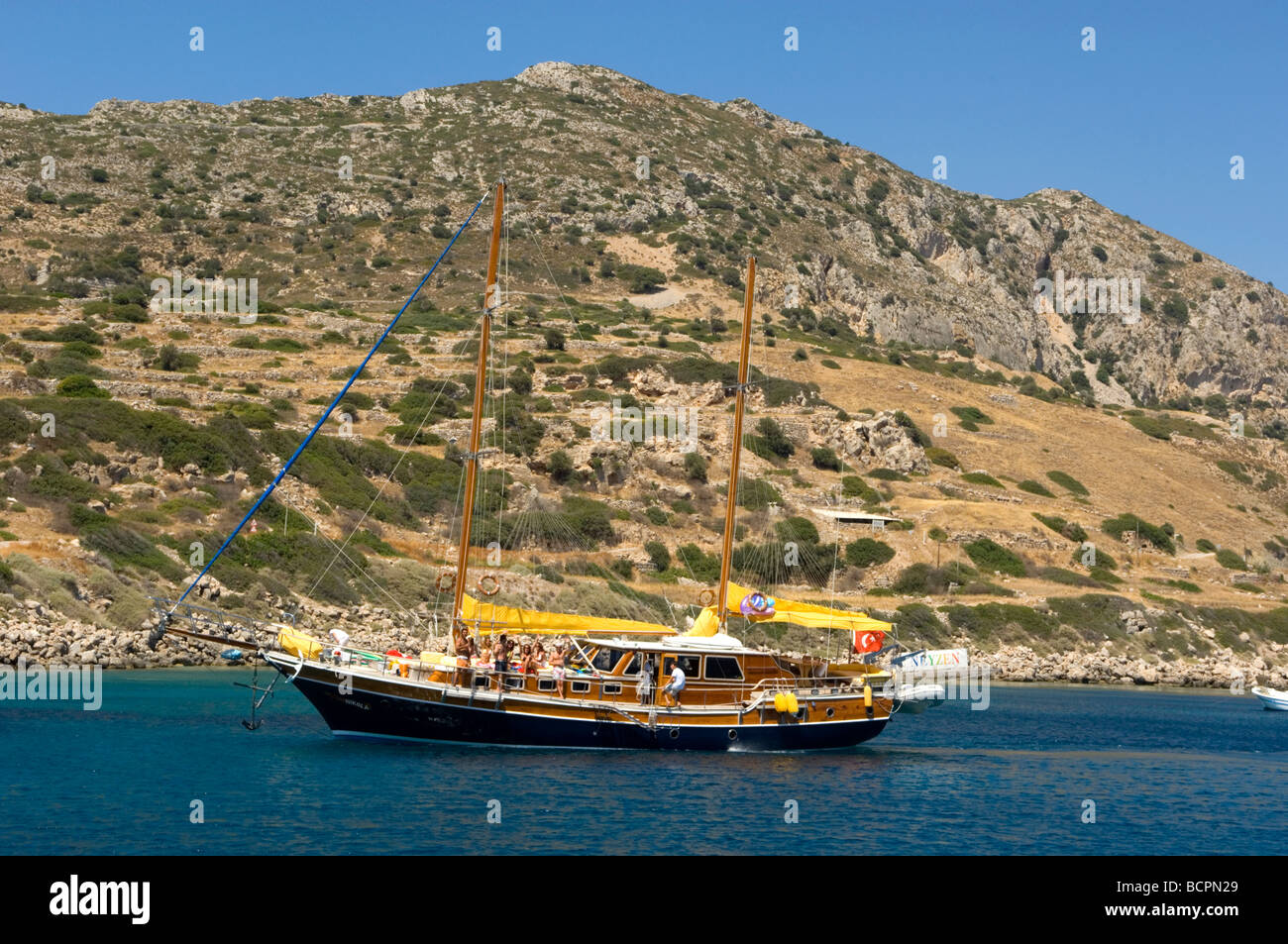Un bateau de tourisme dans la mer Méditerranée Banque D'Images