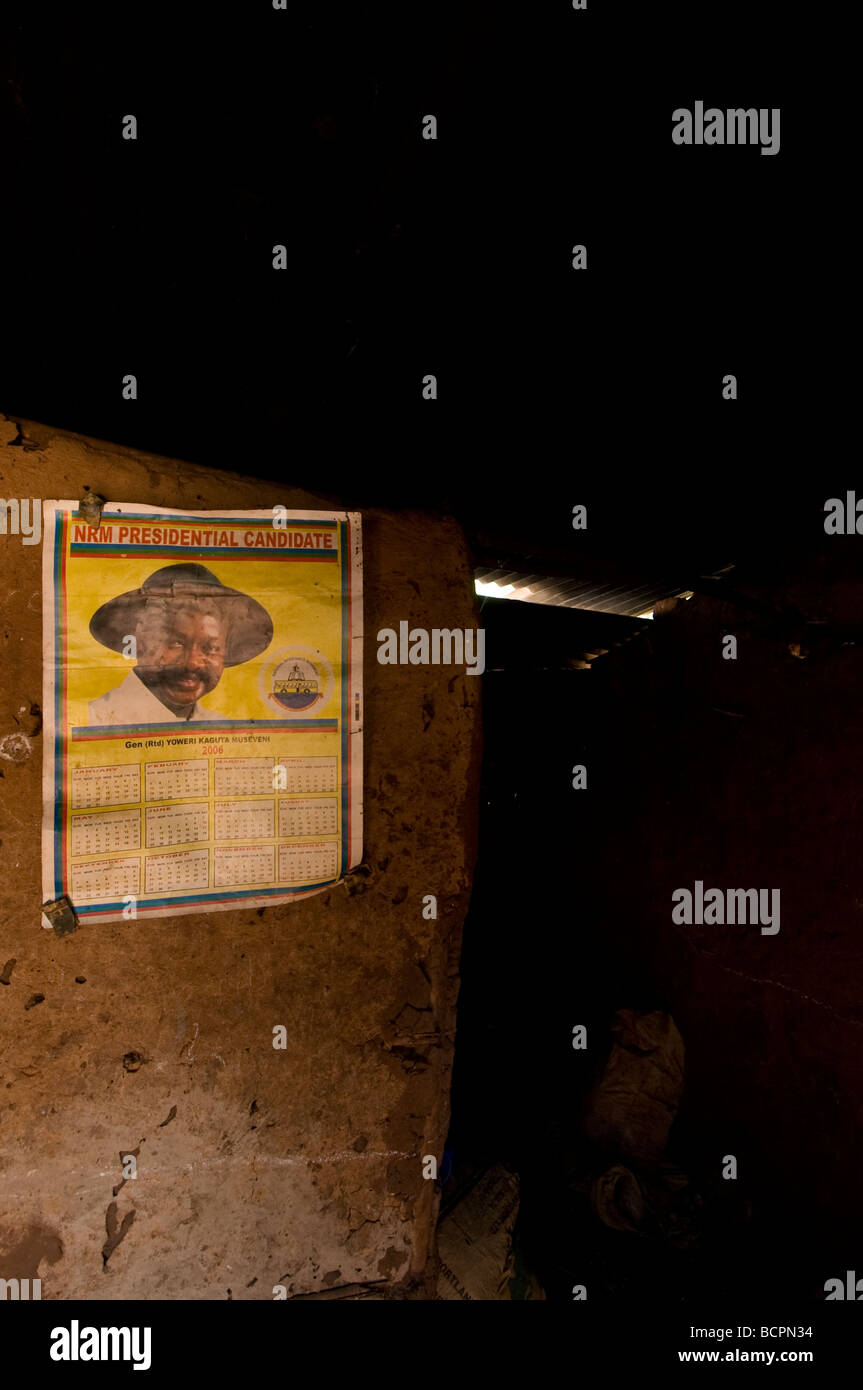 L'intérieur de résidence rurale avec calendrier politique sur le mur en Afrique Ouganda Jinja Banque D'Images