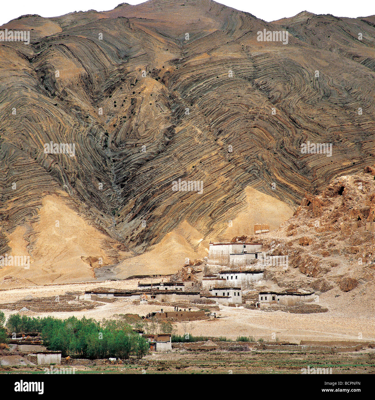 Les strates de roches plissées, de plis et de l'Himalaya, au sud-ouest de  la ceinture du Tibet, Chine Photo Stock - Alamy