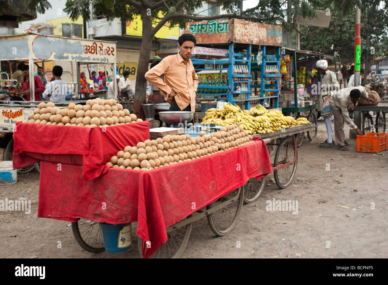 Vente homme fruit market Una Gujarat Inde Banque D'Images