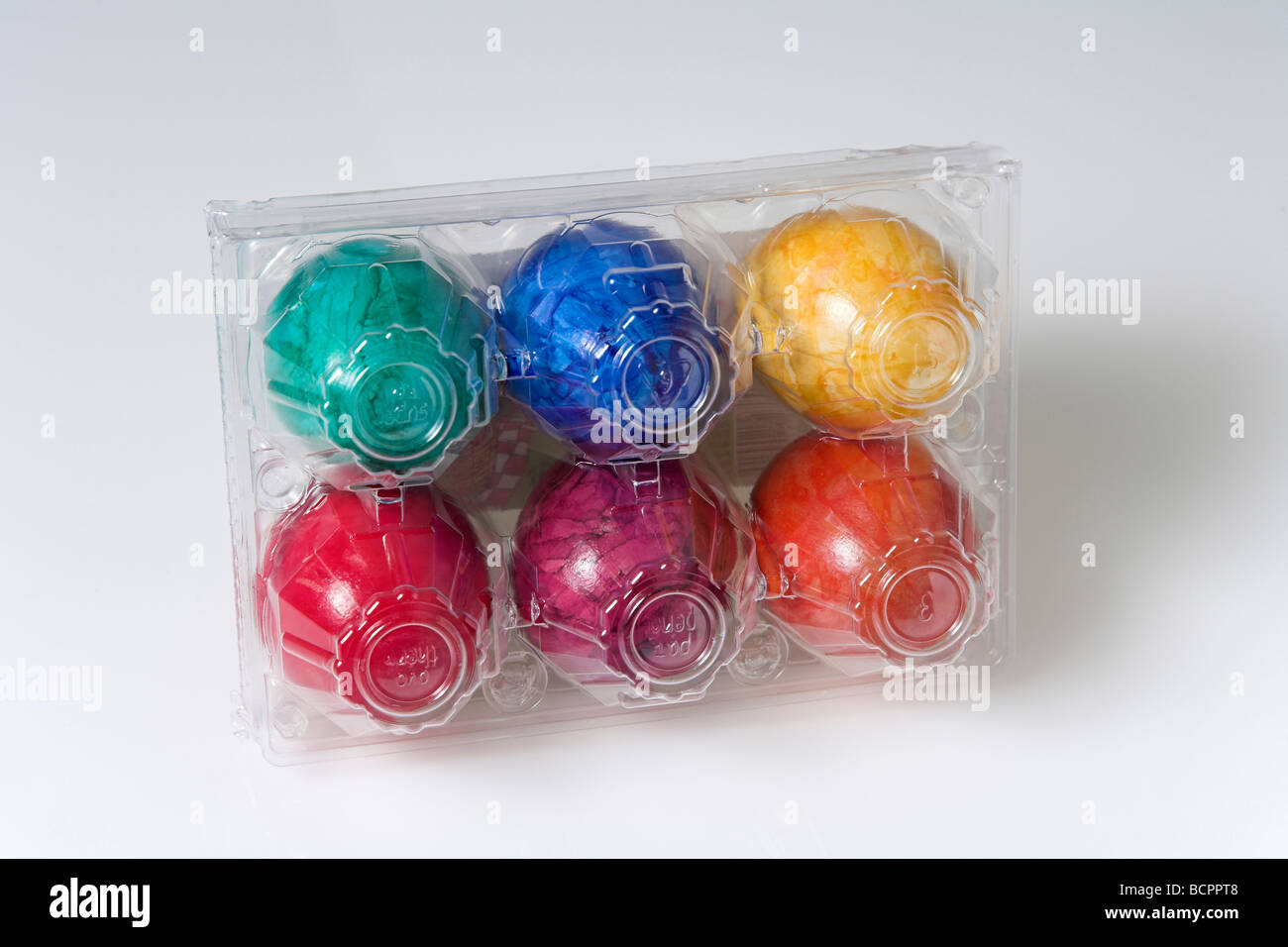 Six oeufs de Pâques colorés en plastique transparent. Banque D'Images