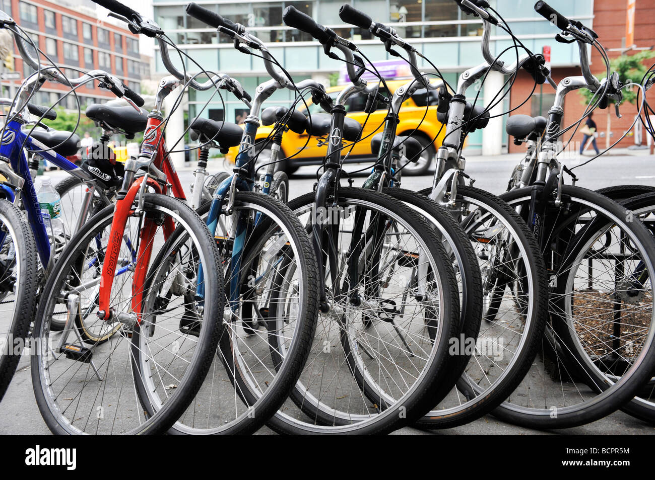 Les vélos en stationnement sur un trottoir urbain Banque D'Images