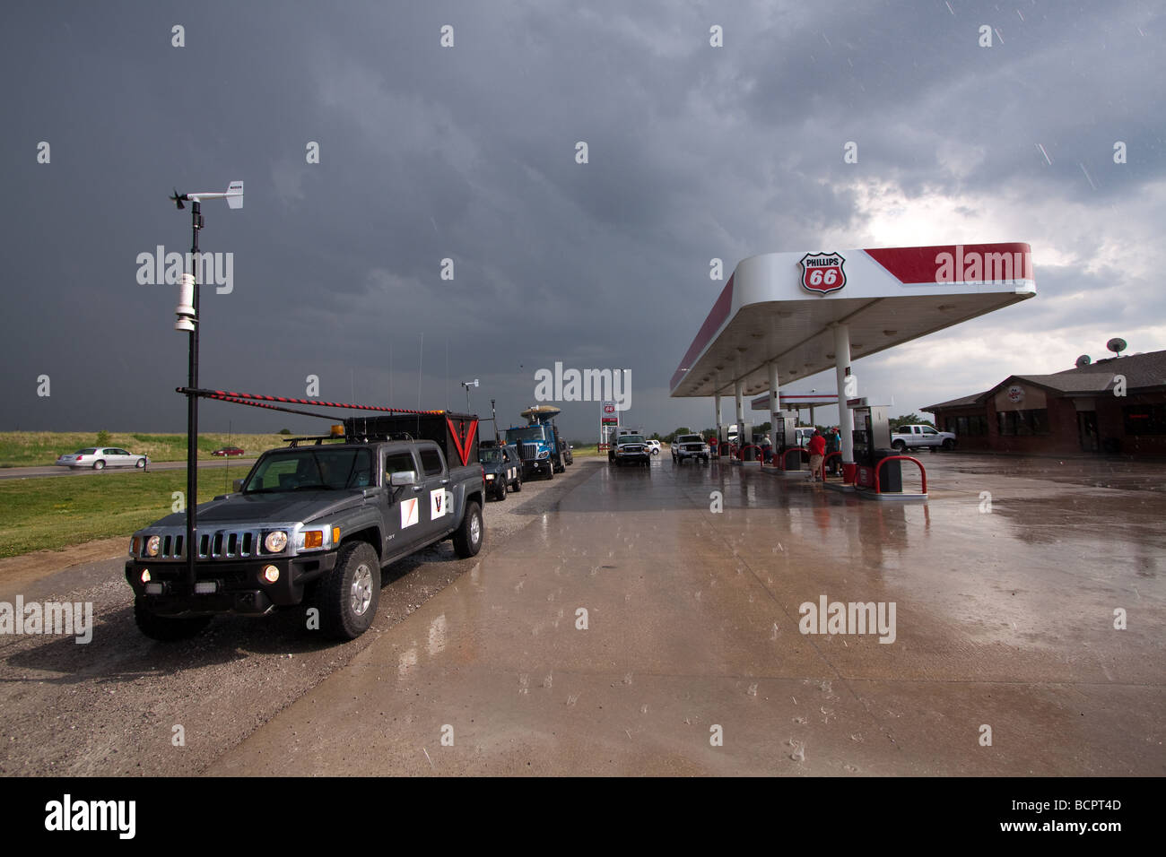 Recherche Vortex 2 véhicules stationnés dans une station-service stationnement dans près de Fairbury FRANCE 1 Juin 2009 Banque D'Images