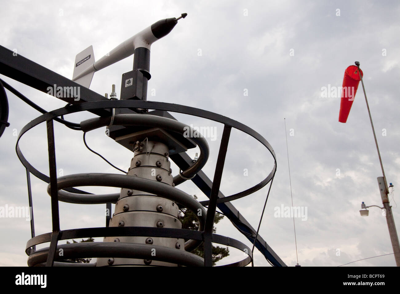 Instruments météorologiques et d'un répéteur mobile rétractée anennta au sommet de l'effet Doppler sur roues nombre7 chariot près de Fairbury Nebraska Banque D'Images