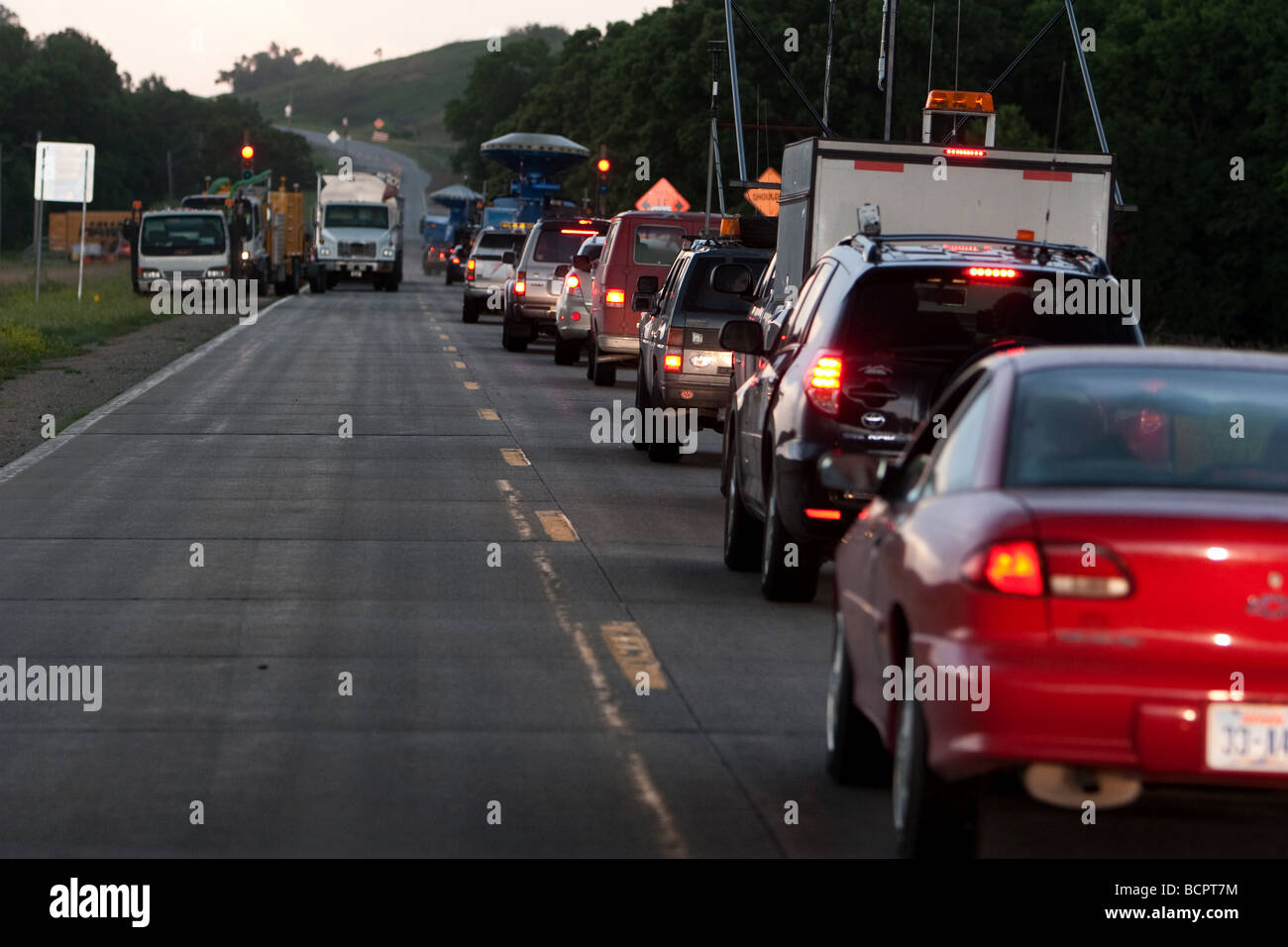 Les véhicules participant au projet Vortex 2 line up dans un embouteillage causé par la construction près de Fairbury FRANCE Banque D'Images