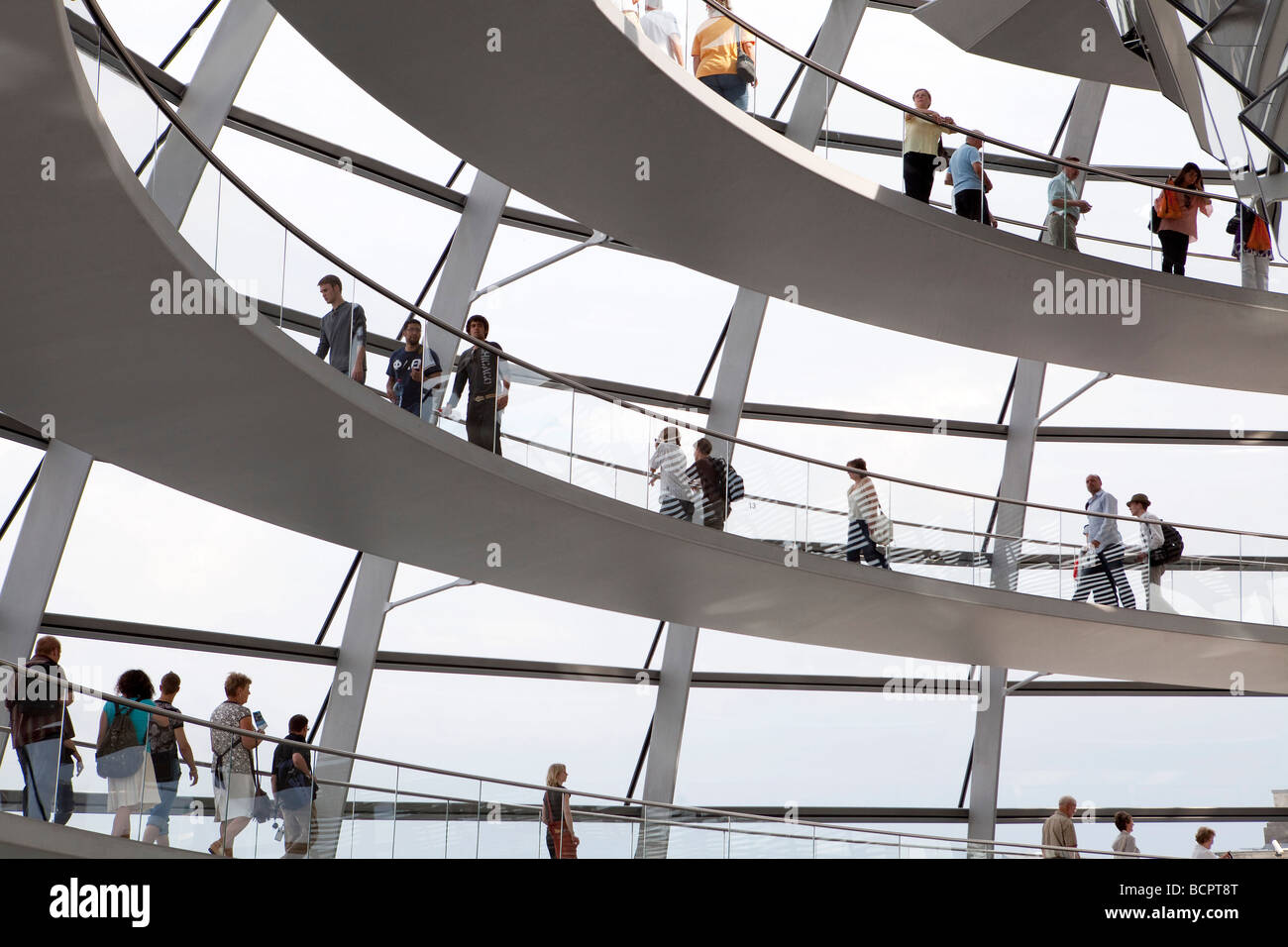 Le Parlement fédéral allemand Reichstag à l'intérieur de la coupole de verre architct Sir Norman Foster Banque D'Images