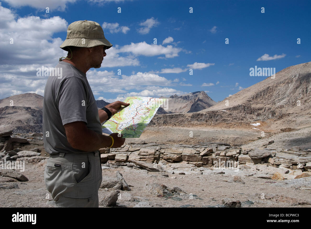 Mike Vining étudier la carte Mount Whitney retour à la truite d'Or W A California USA Banque D'Images