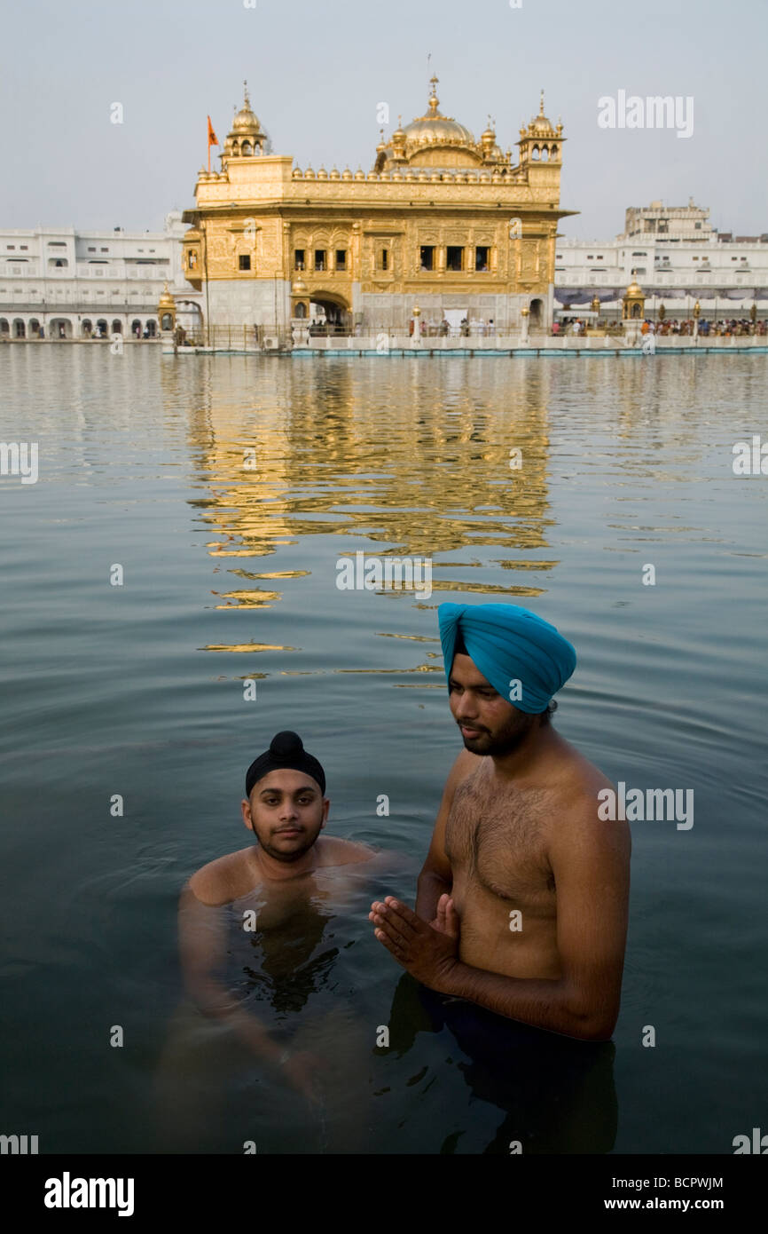 Les hommes sikhs se baignent dans les eaux - l'Sarovar (réservoir d'eau) -autour du Temple d'Or (Sri Harmandir Sahib) Amritsar. Punjab. L'Inde Banque D'Images