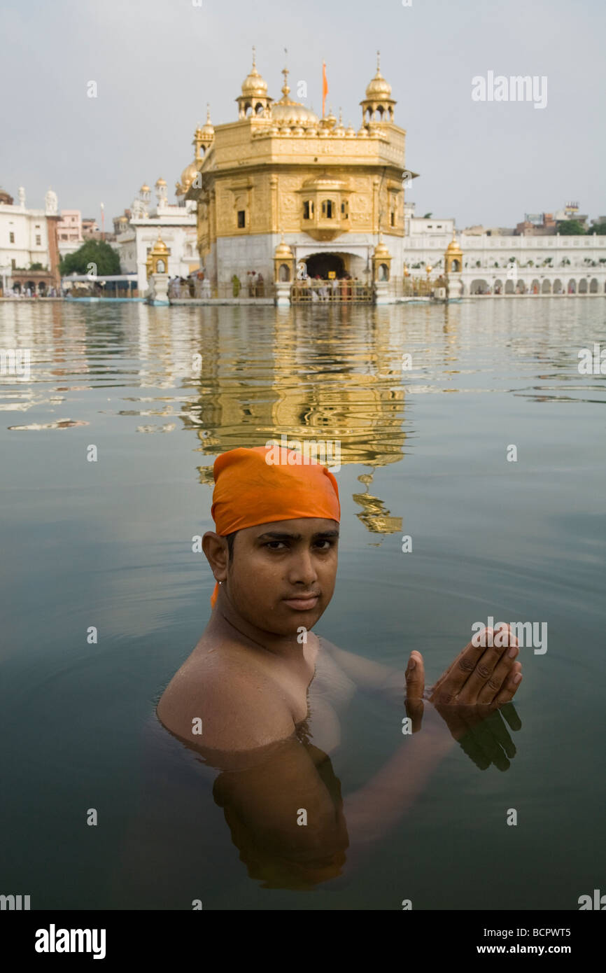 Homme Sikh se baigne dans les eaux - l'Sarovar (réservoir d'eau) -autour du Temple d'Or (Sri Harmandir Sahib) Amritsar. Punjab. L'Inde Banque D'Images