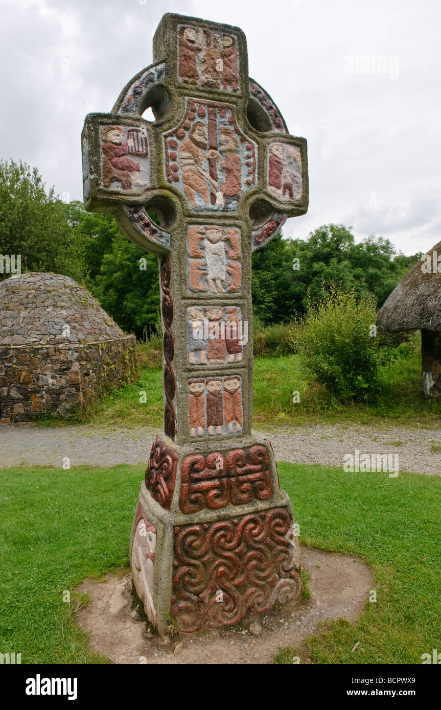 Croix celtique peint orné avec un depictino de Saint Patrick dans le ...