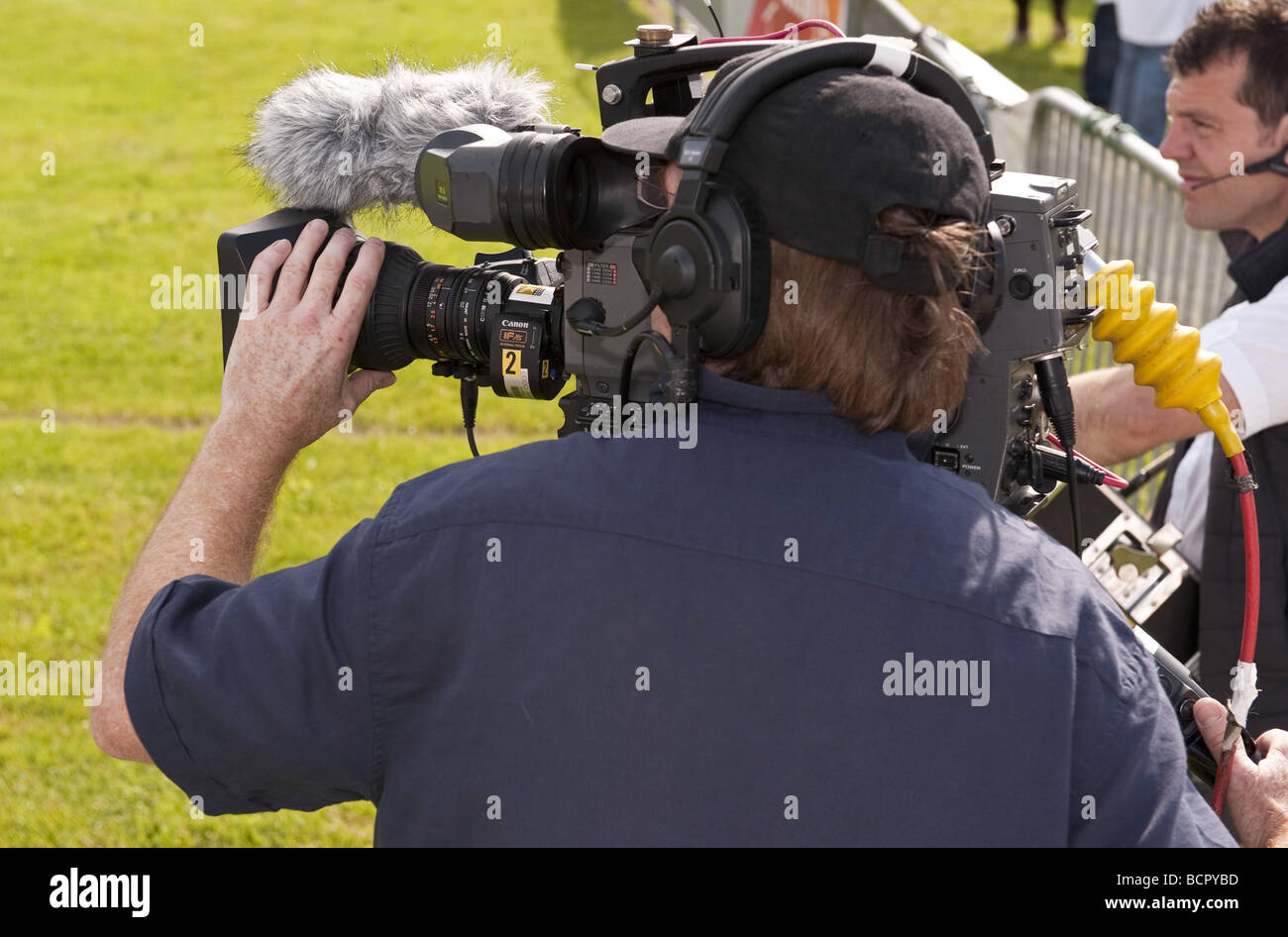 Close-up à l'épaule shot de vidéo numérique professionnel enregistrement cameraman film montrant à un événement en plein air Banque D'Images