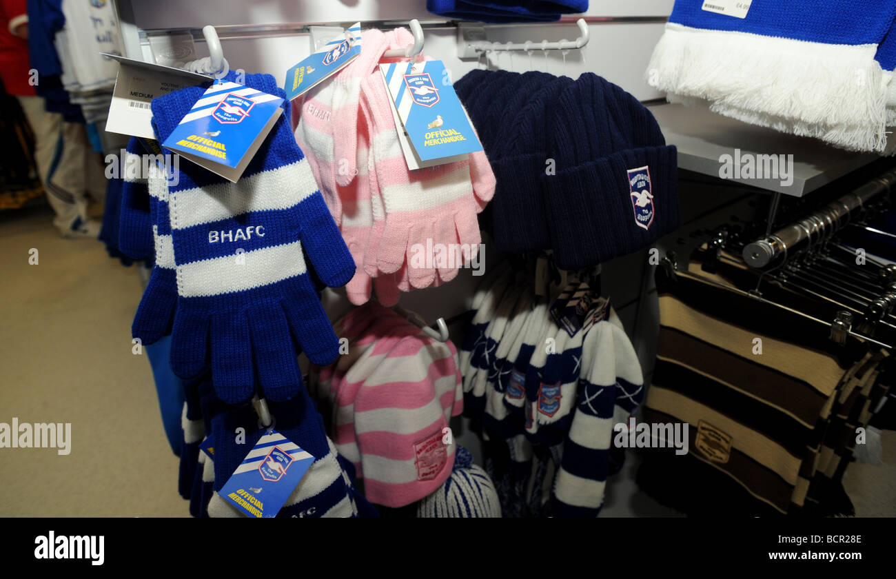 Souvenirs de football en vente dans le Brighton et Hove Albion shop Banque D'Images