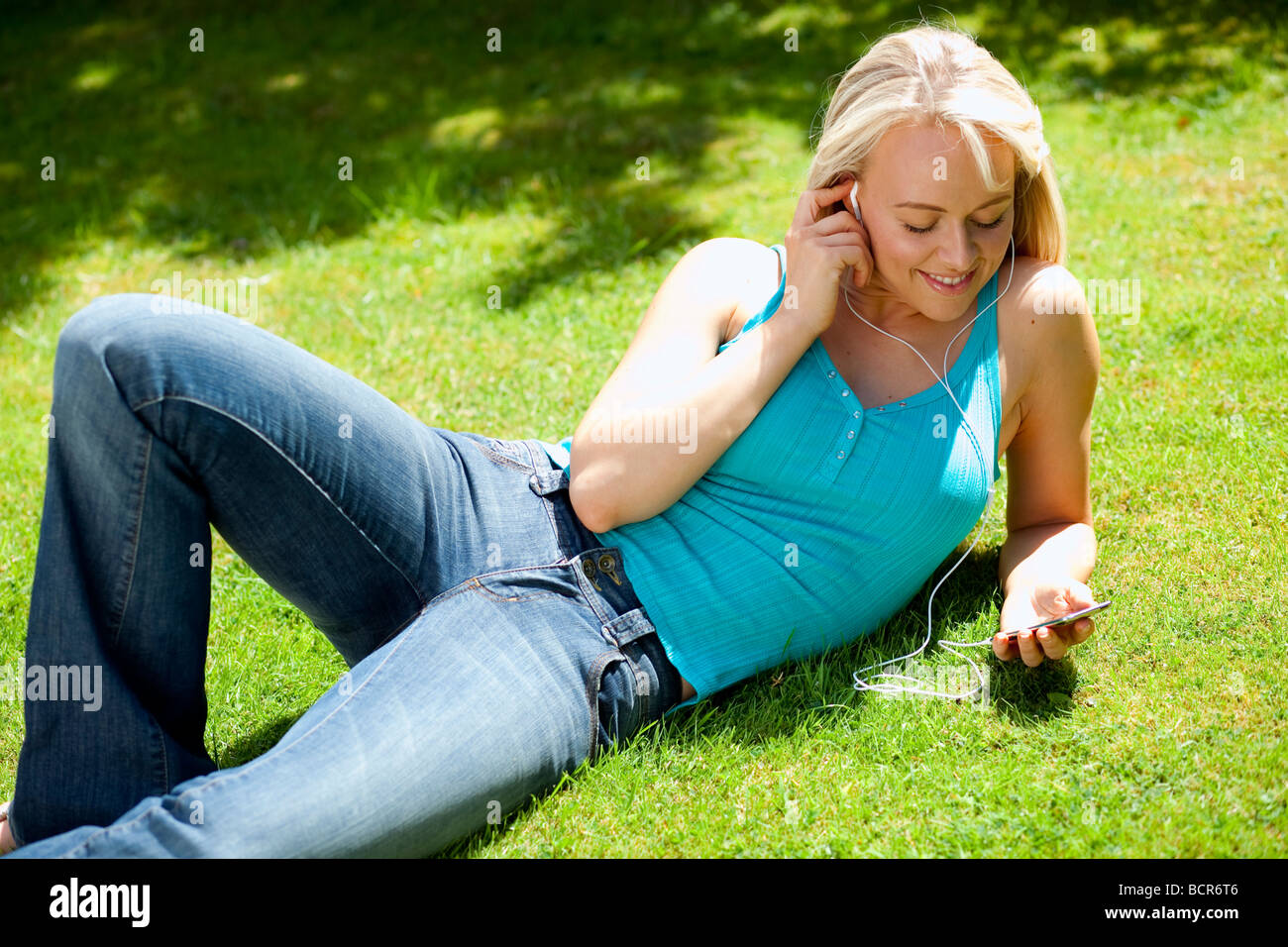 Jeune fille à l'écoute de l'iPod Banque D'Images