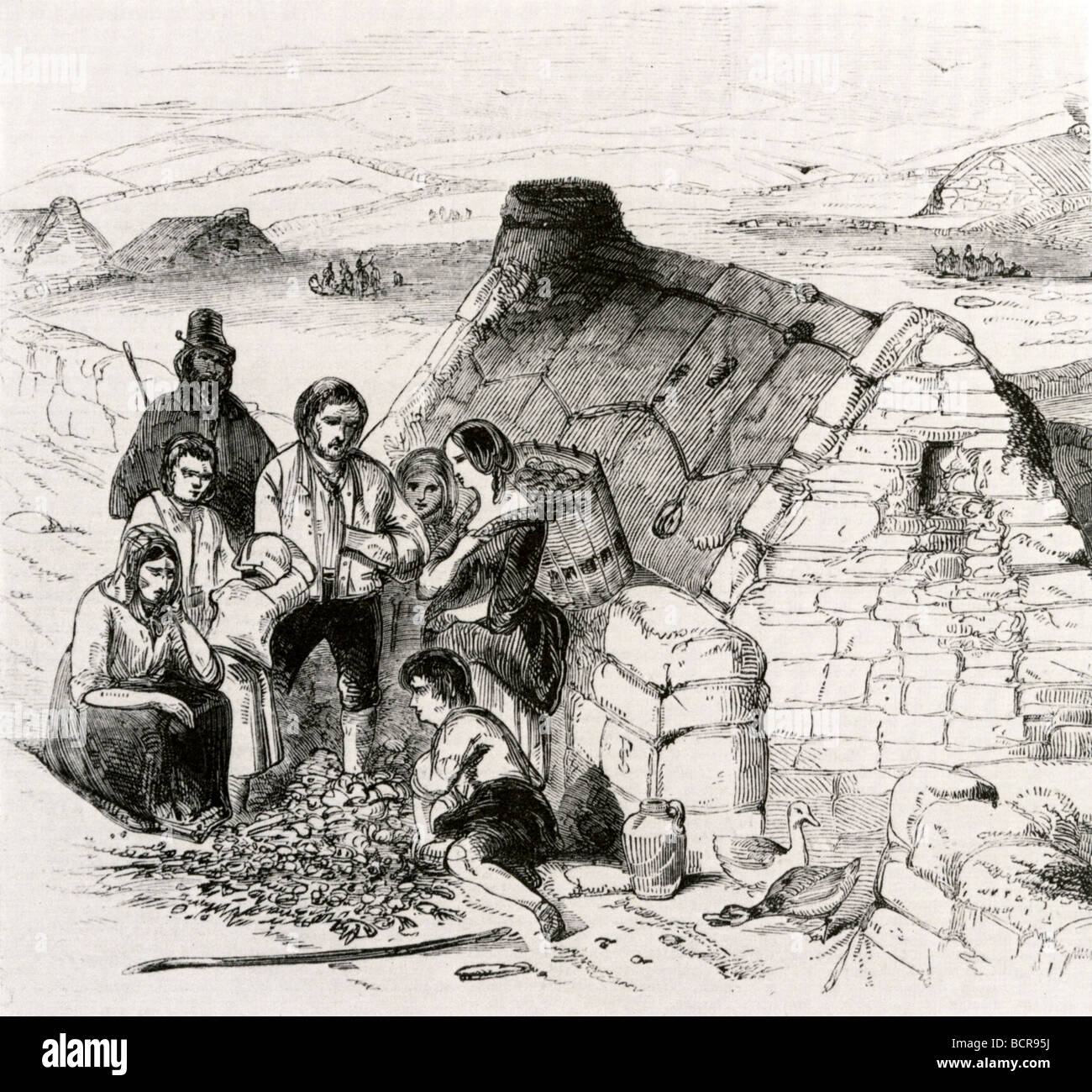 Grande famine en Irlande 1845 - 1849 - une famille irlandaise de faim à l'extérieur de leur chalet au toit de gazon Banque D'Images