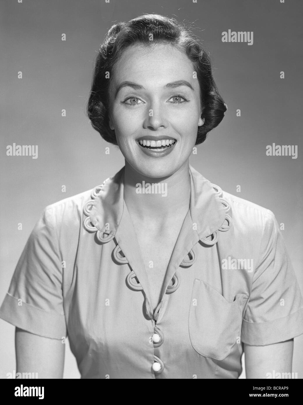 Studio portrait of young woman smiling Banque D'Images