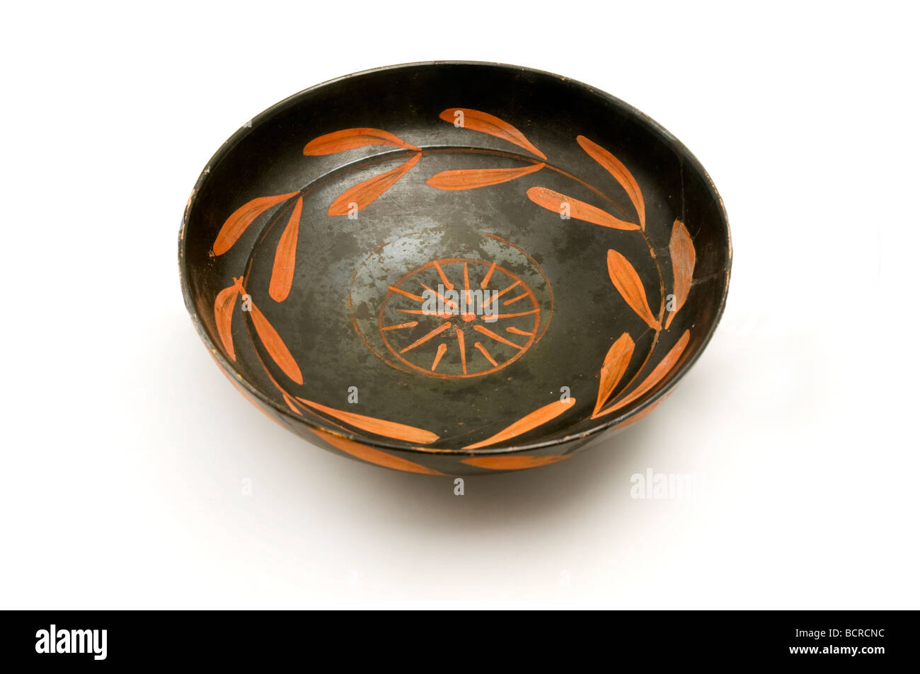 Poterie étrusque ancienne sur un fond blanc Banque D'Images