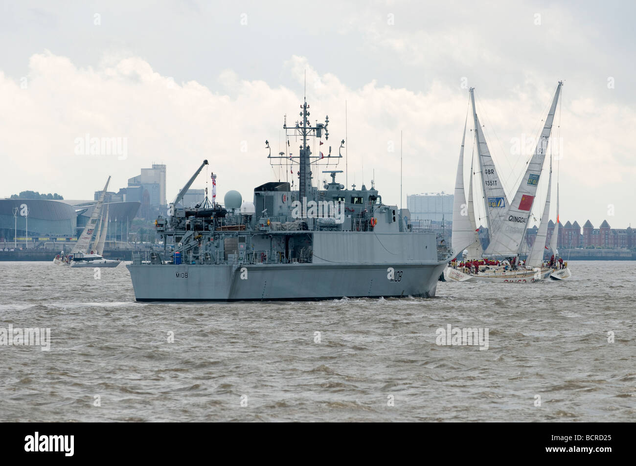 Navire Destroyer de la Marine et des voiliers dans Mersey Liverpool UK Banque D'Images