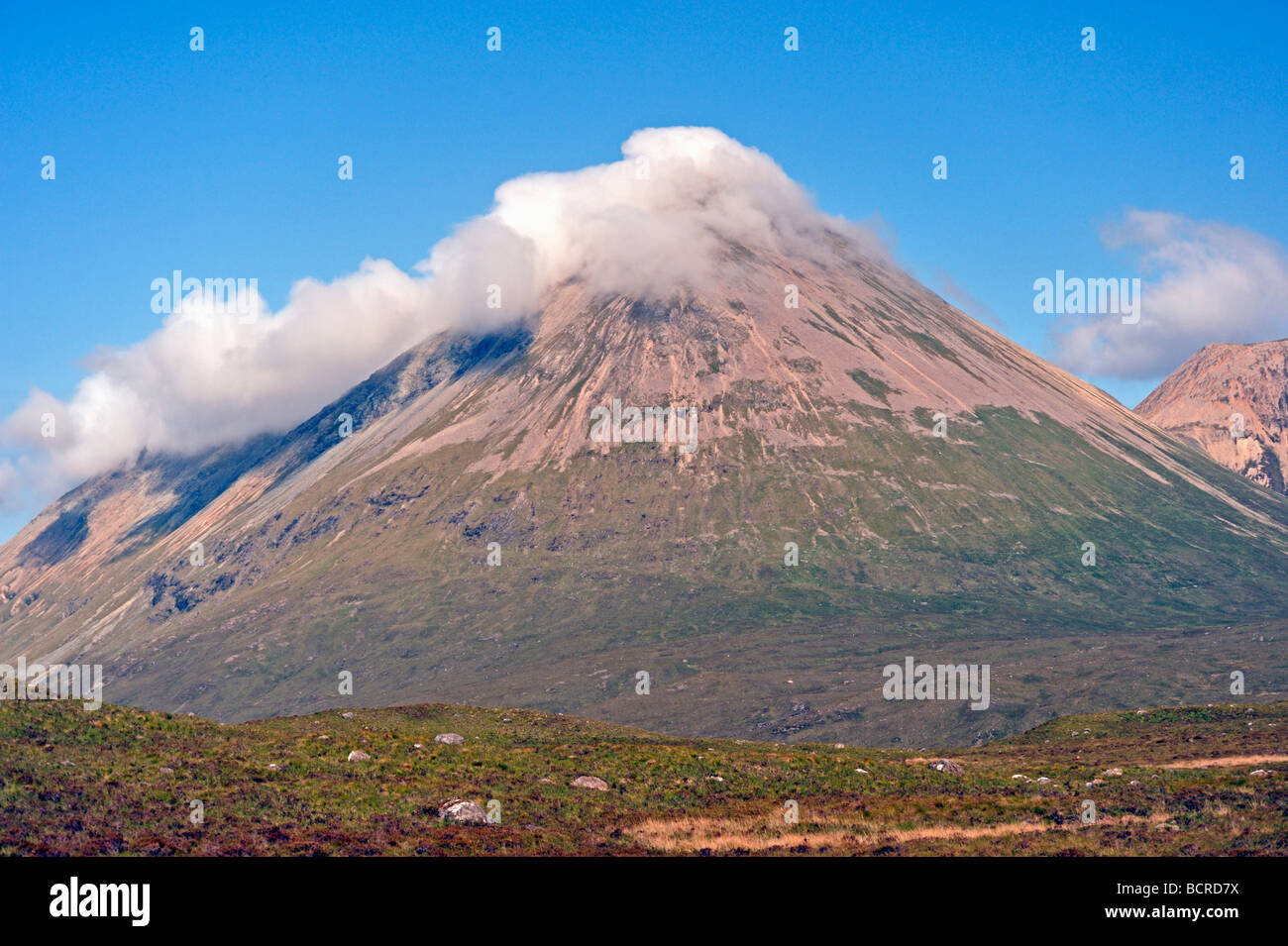 Glamaig et Beinn Dearg Mhor, Western Red Hills, Strathaird, île de Skye, Hébrides intérieures, Ecosse, Royaume-Uni, Europe. Banque D'Images