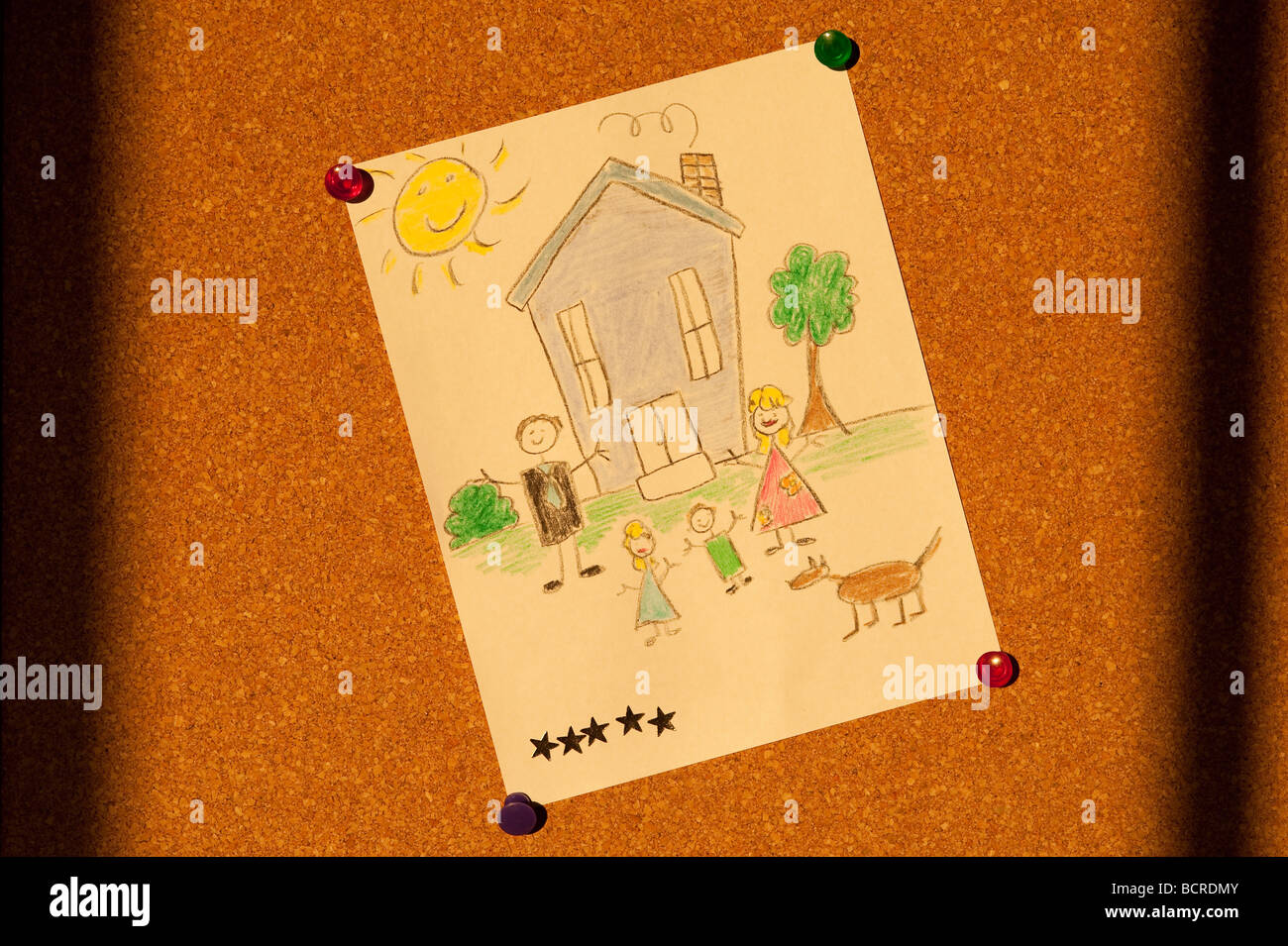 Tableau D Affichage A La Maison Avec Dessin De L Enfant D Une Vie De Famille Heureuse Photo Stock Alamy