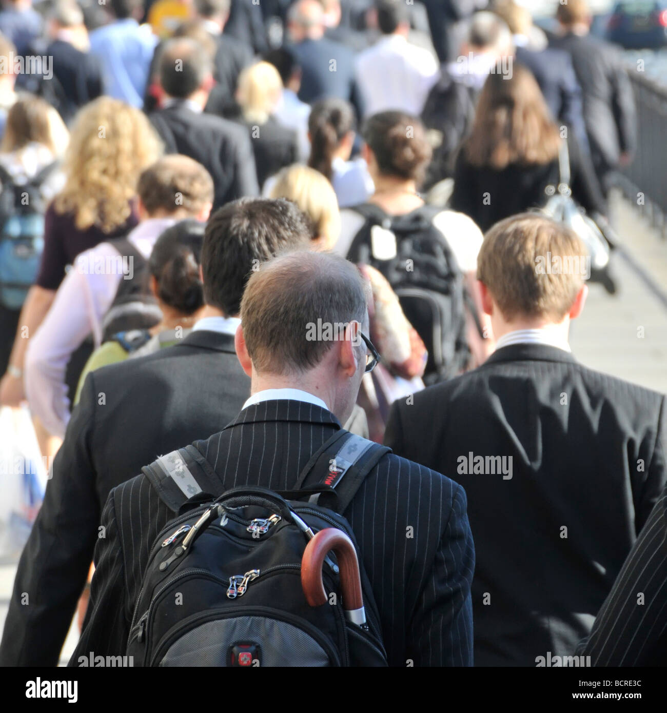 Les employés de bureau à pied par pont en direction de la gare de London Bridge, au cours de l'heure de pointe du soir Banque D'Images