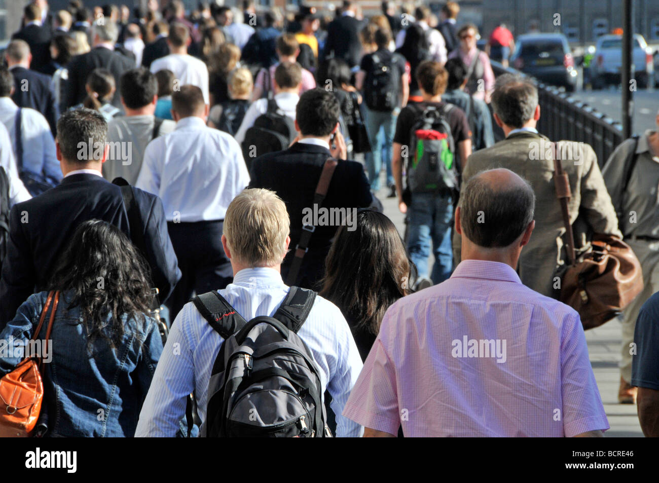 Les employés de bureau à pied par pont en direction de la gare de London Bridge, au cours de l'heure de pointe du soir Banque D'Images