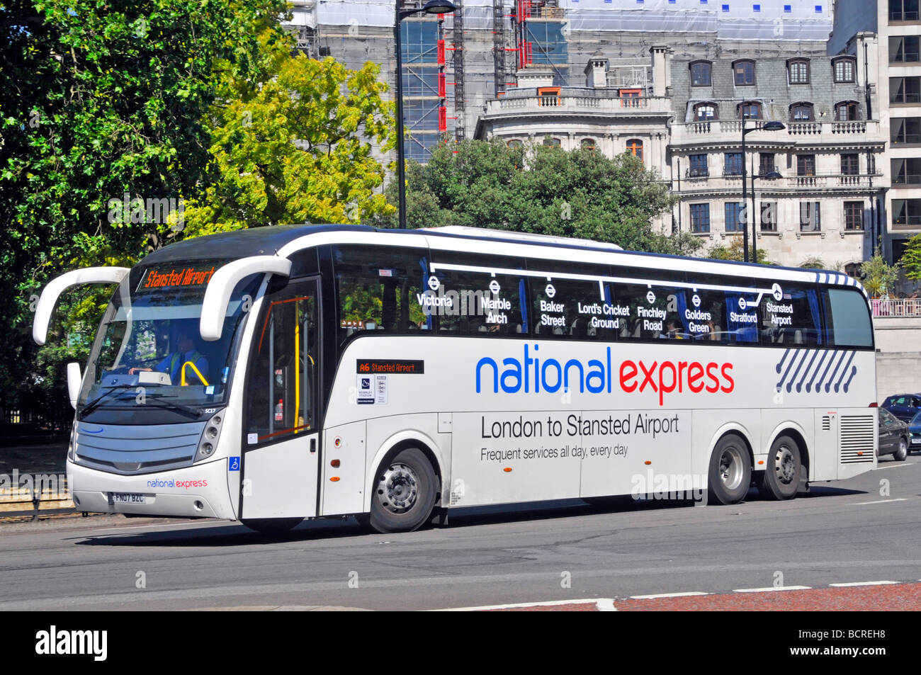 Chauffeur au travail dans le service d'autocar de passagers National Express sur le centre de Londres à l'aéroport de Stansted vu dans Park Lane Londres Angleterre Royaume-Uni Banque D'Images