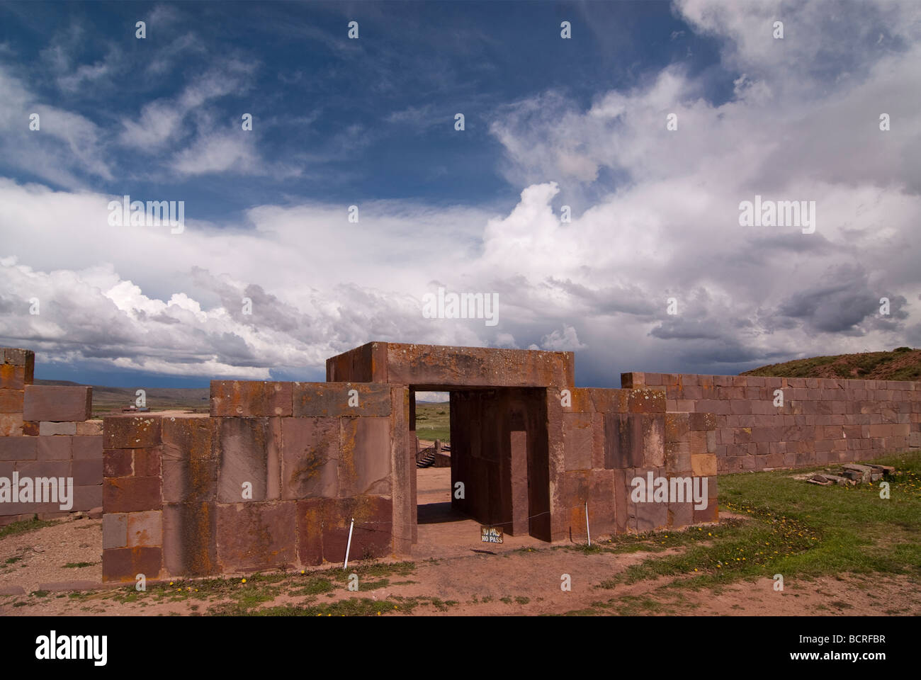Entrée principale du Temple de Kalasasaya, Tiwanaku (Bolivie). Déclaré site du patrimoine mondial de l'UNESCO Banque D'Images