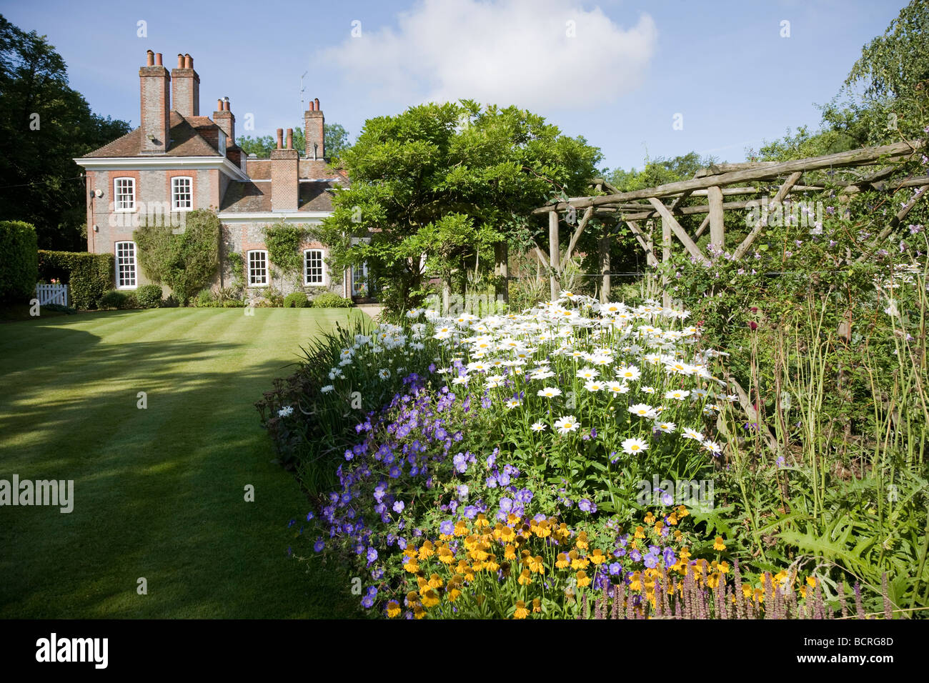 Frontière herbacées en pays maison jardin dans le Berkshire. Banque D'Images
