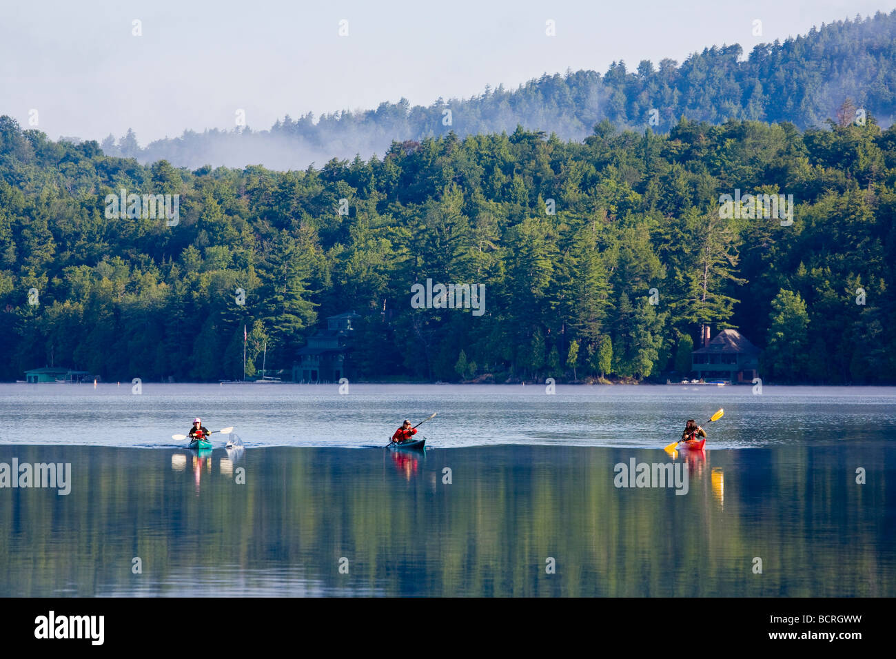 Les kayakistes sur quatrième lac près de Inlet dans les montagnes Adirondack de New York Banque D'Images