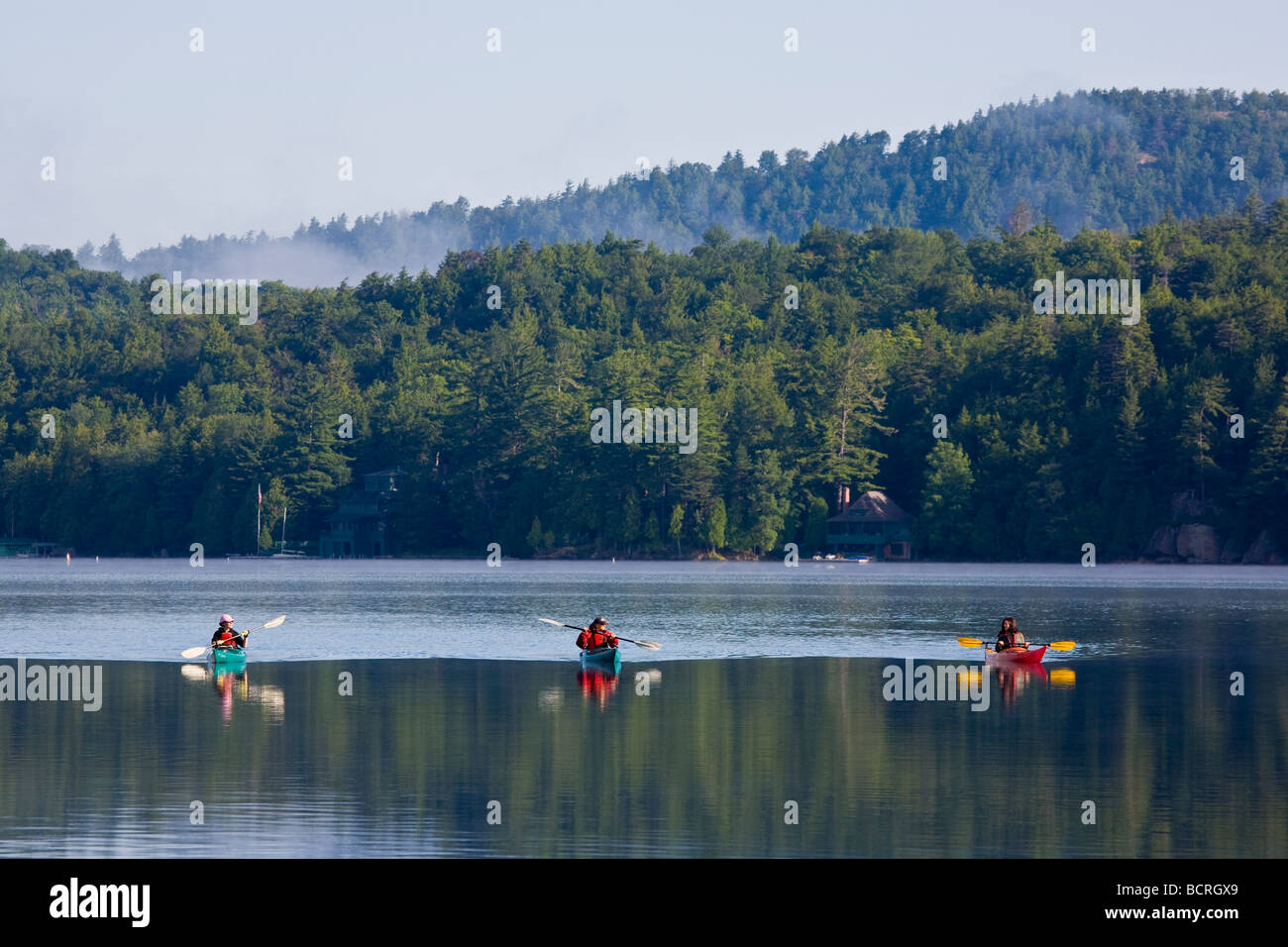 Les kayakistes sur quatrième lac près de Inlet dans les montagnes Adirondack de New York Banque D'Images