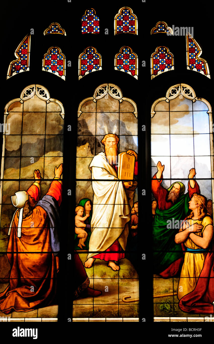 Vitrail représentant Moïse et les 10 commandements de Peterhouse College, Cambridge Angleterre UK Banque D'Images