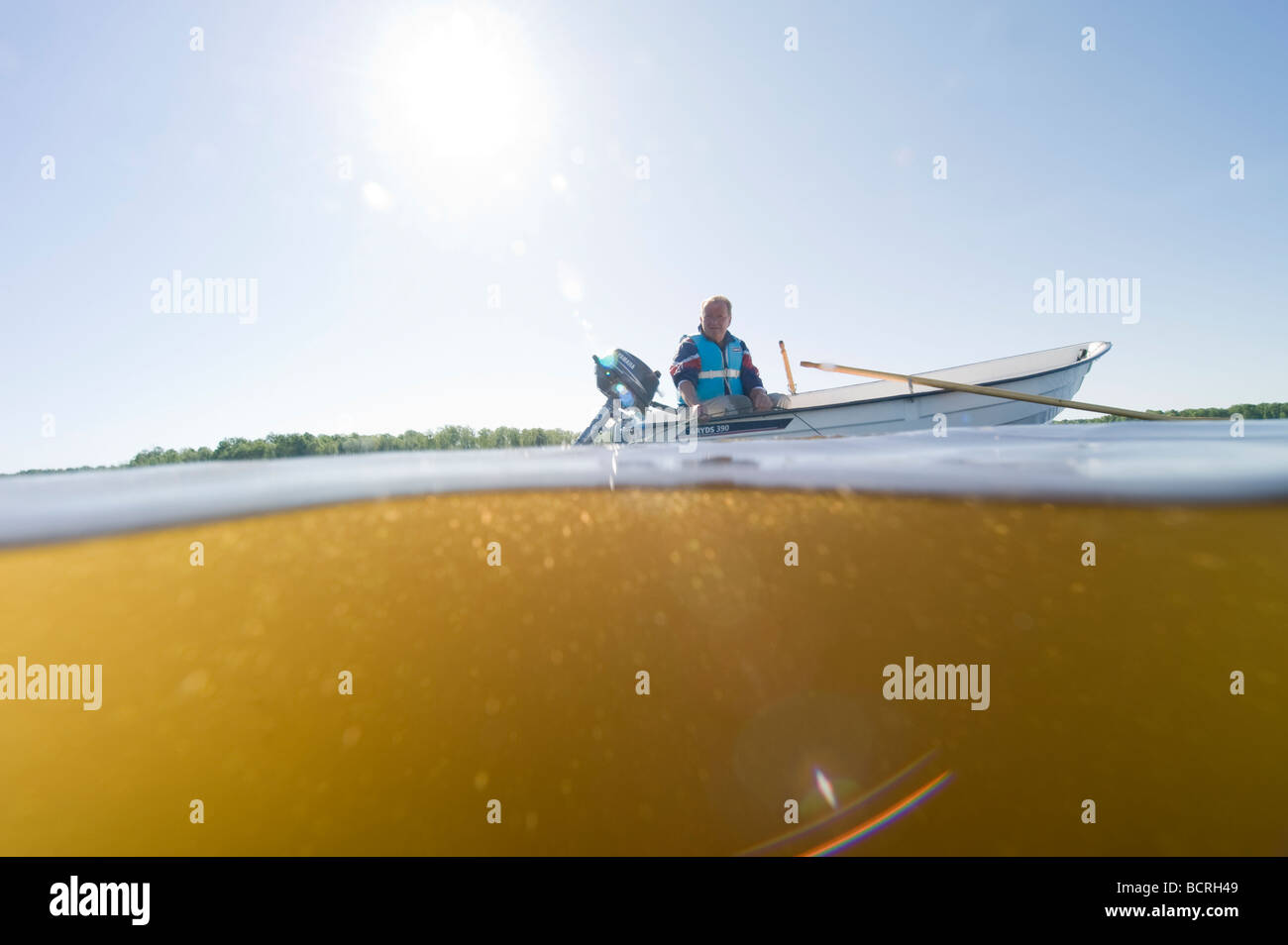 Dans l'homme fishingboat, Suède Banque D'Images