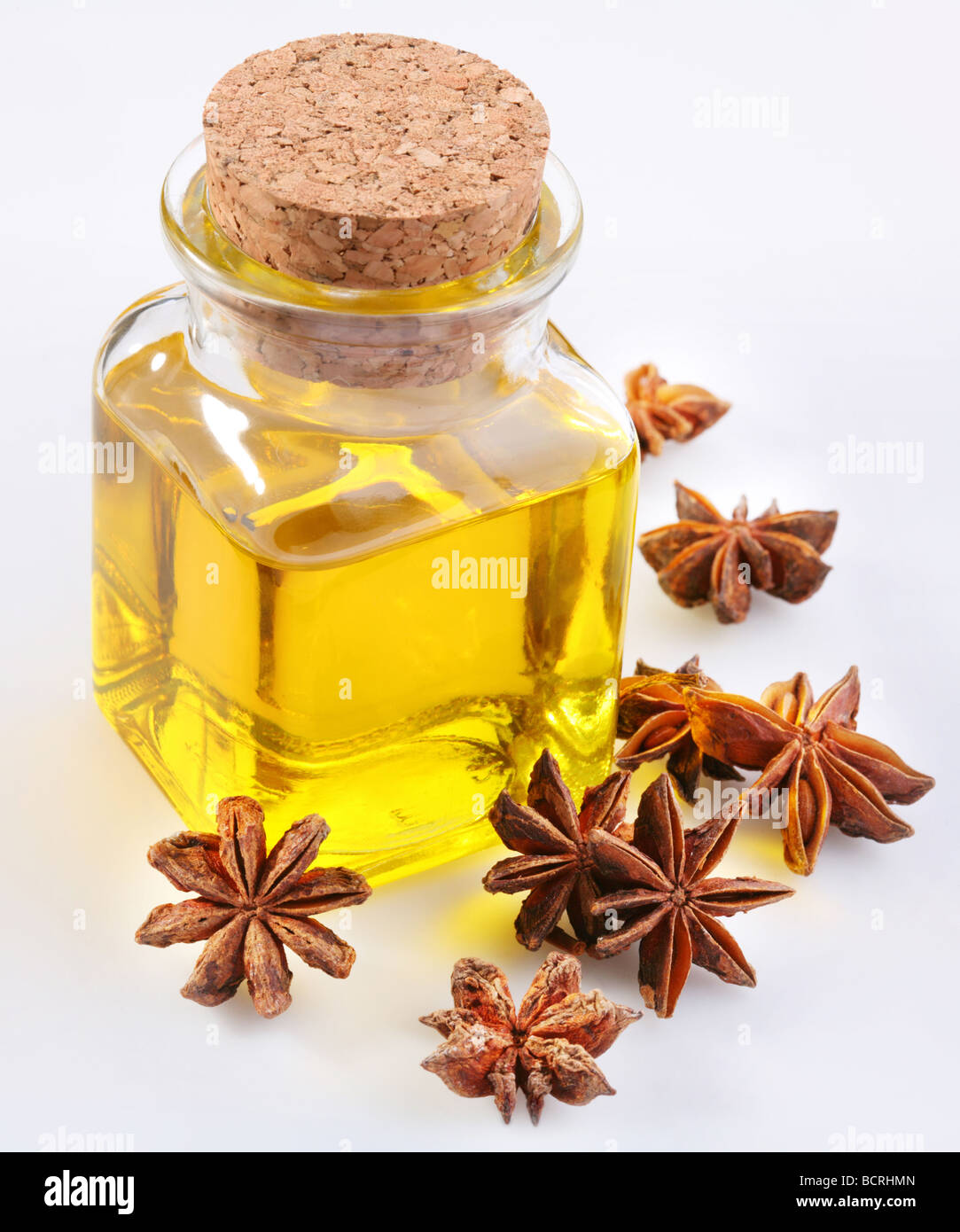 Huile d'anis avec les écrous à fond blanc Banque D'Images